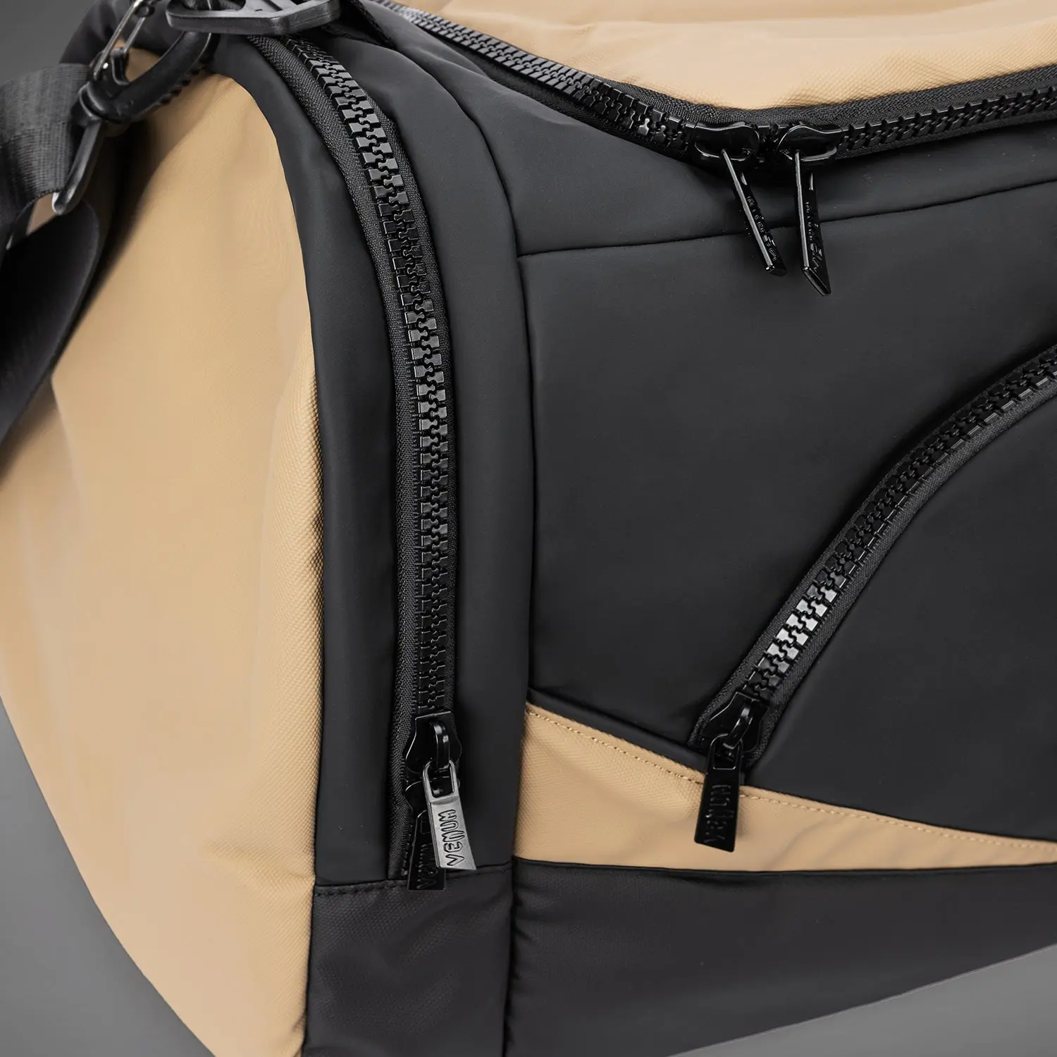 Venum Evo 2 Trainer Lite Duffle Bag (55-63L) - Black/Sand, детайл на странични ципове