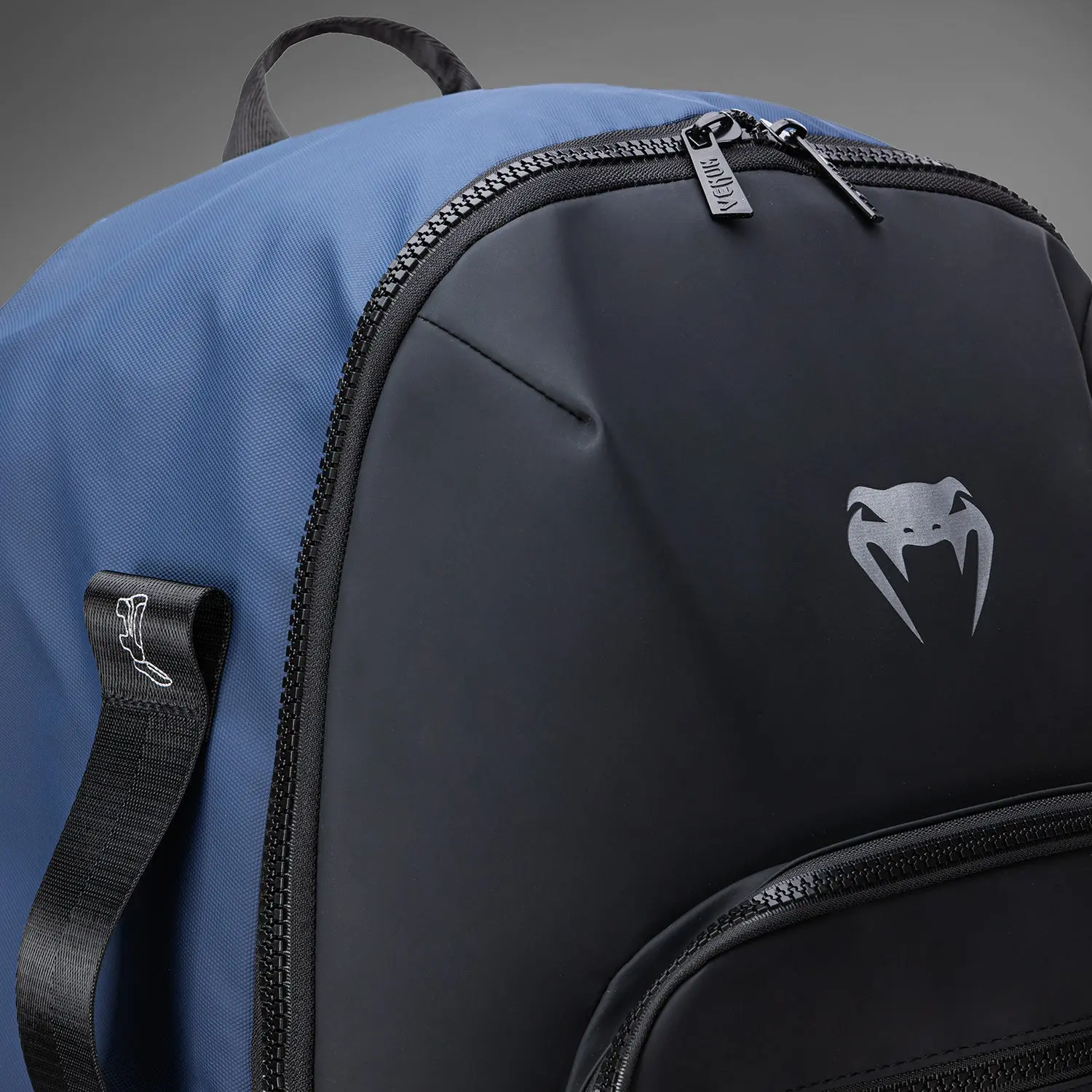 Venum Evo 2 Xtrem Backpack (50-63L) - Black/Blue, логото и ципове