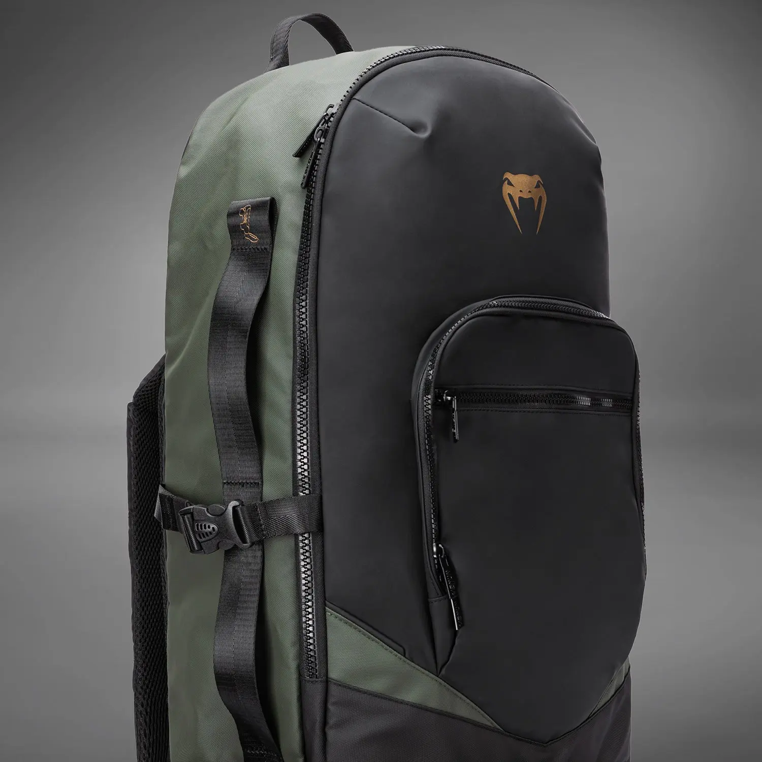 Venum Evo 2 Xtrem Backpack (50-63L) - Black/Khaki, детайл на предния джоб