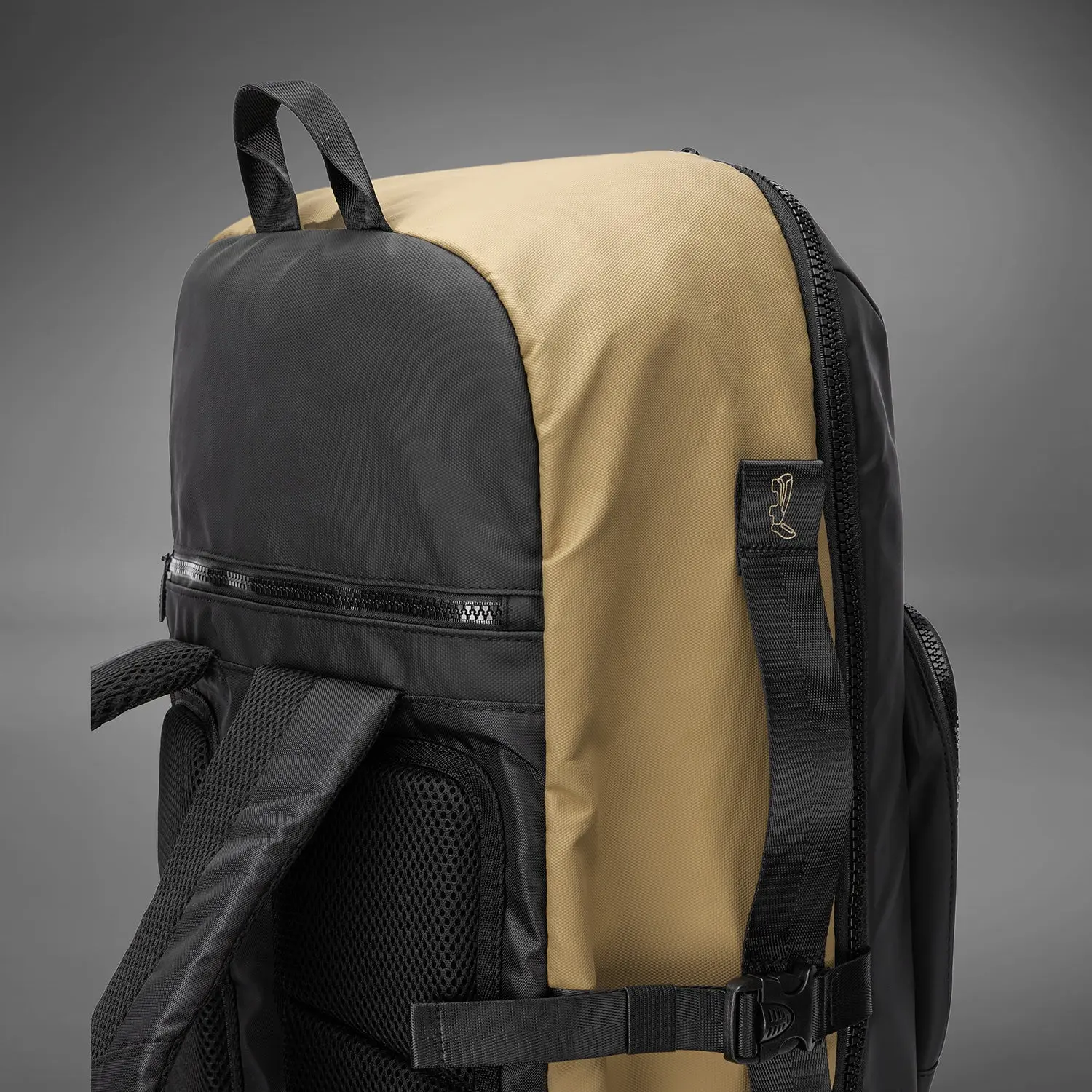 Venum Evo 2 Xtrem Backpack (50-63L) - Black/Sand, детайл раница