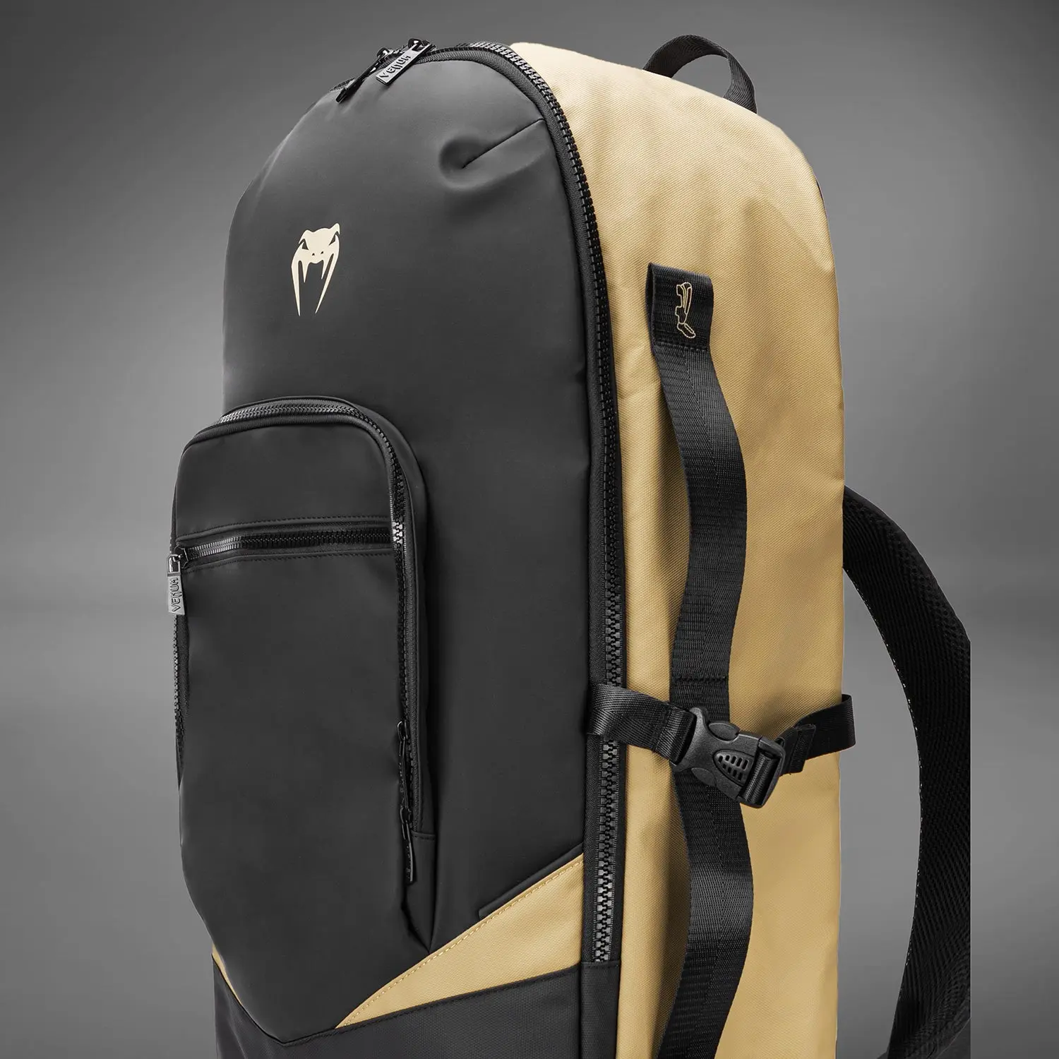 Venum Evo 2 Xtrem Backpack (50-63L) - Black/Sand, детайл рамене