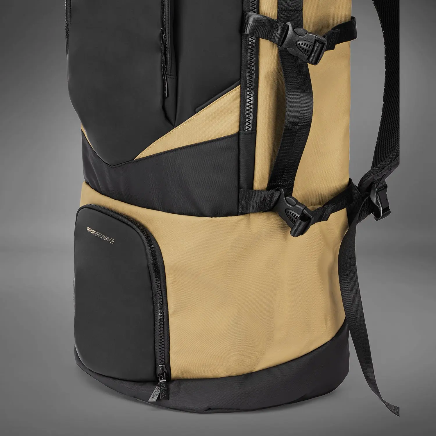 Venum Evo 2 Xtrem Backpack (50-63L) - Black/Sand, детайл долна част