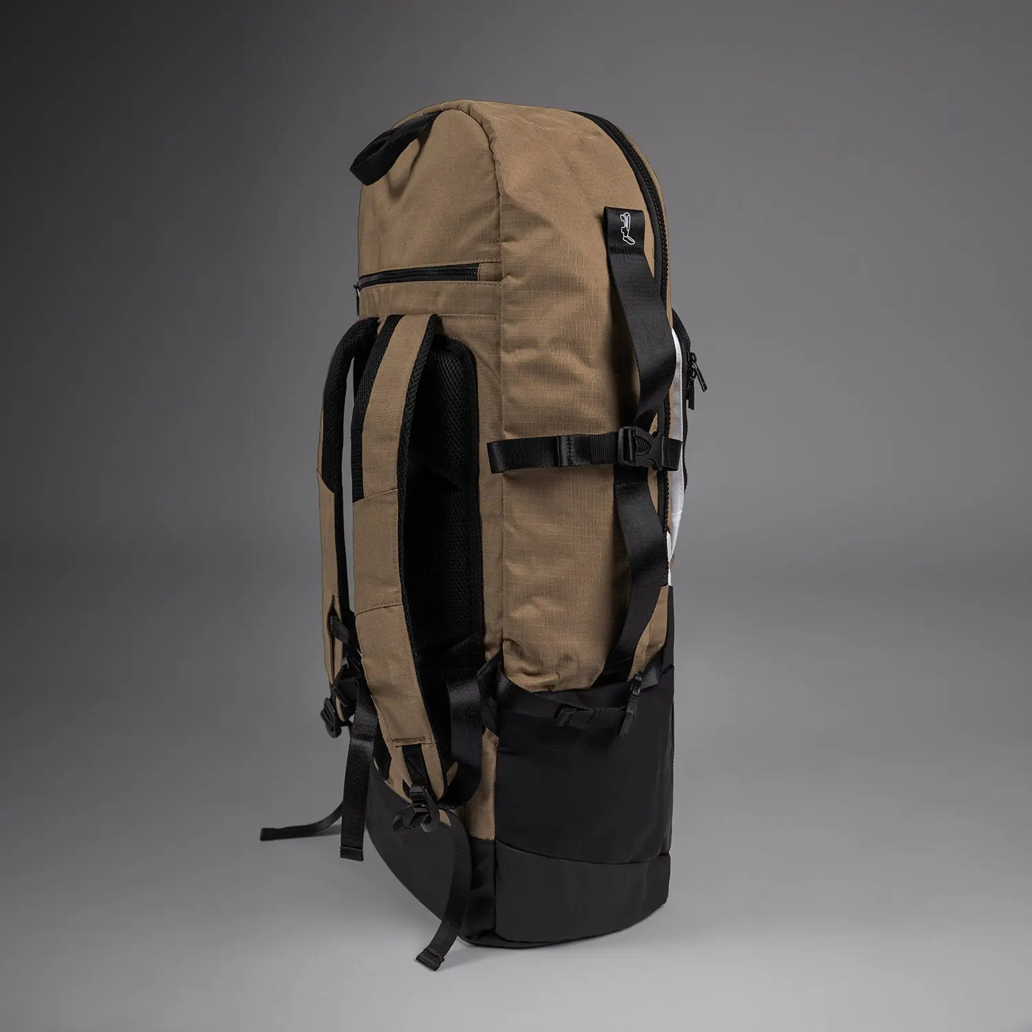 Venum Evo 2 Xtrem Backpack (50-63L) - Dune страничен изглед с презрамки