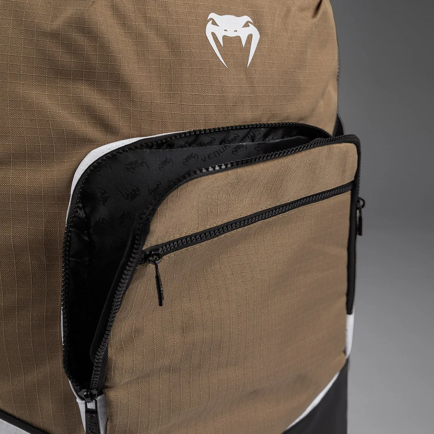 Venum Evo 2 Xtrem Backpack (50-63L) - Dune преден джоб с лого