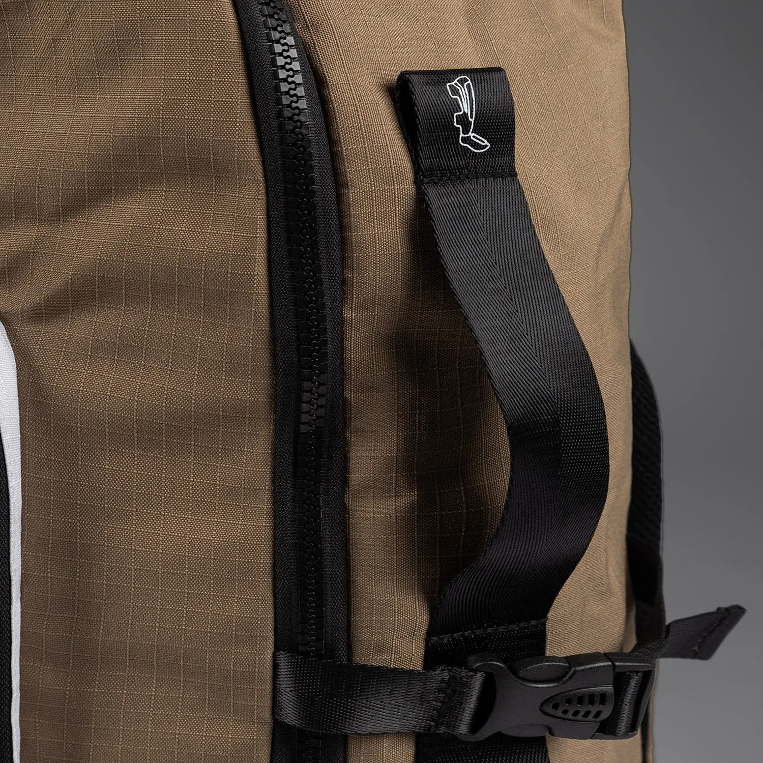 Venum Evo 2 Xtrem Backpack (50-63L) - Dune детайл на дръжка и цип