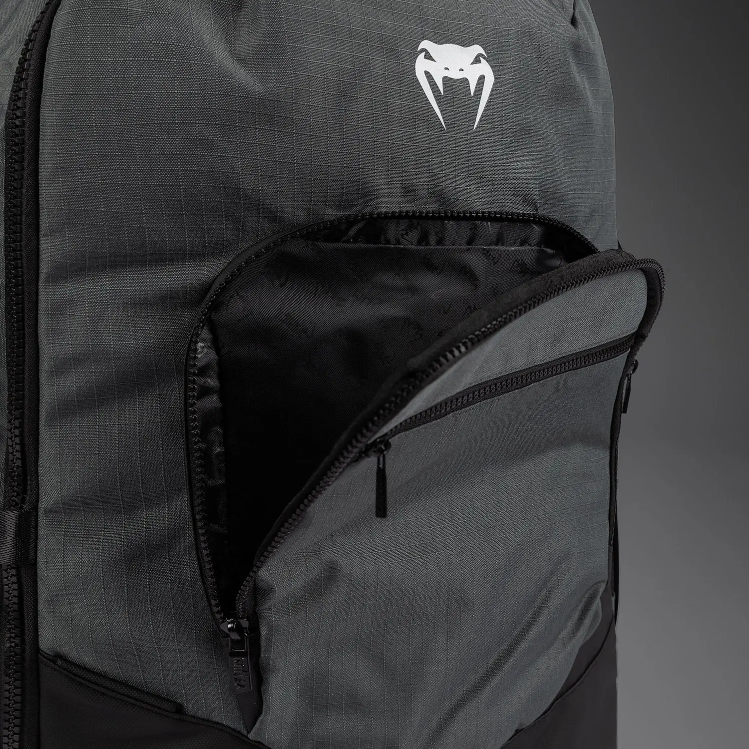 Venum Evo 2 Xtrem Backpack (50-63L) - Storm Grey, преден джоб с цип