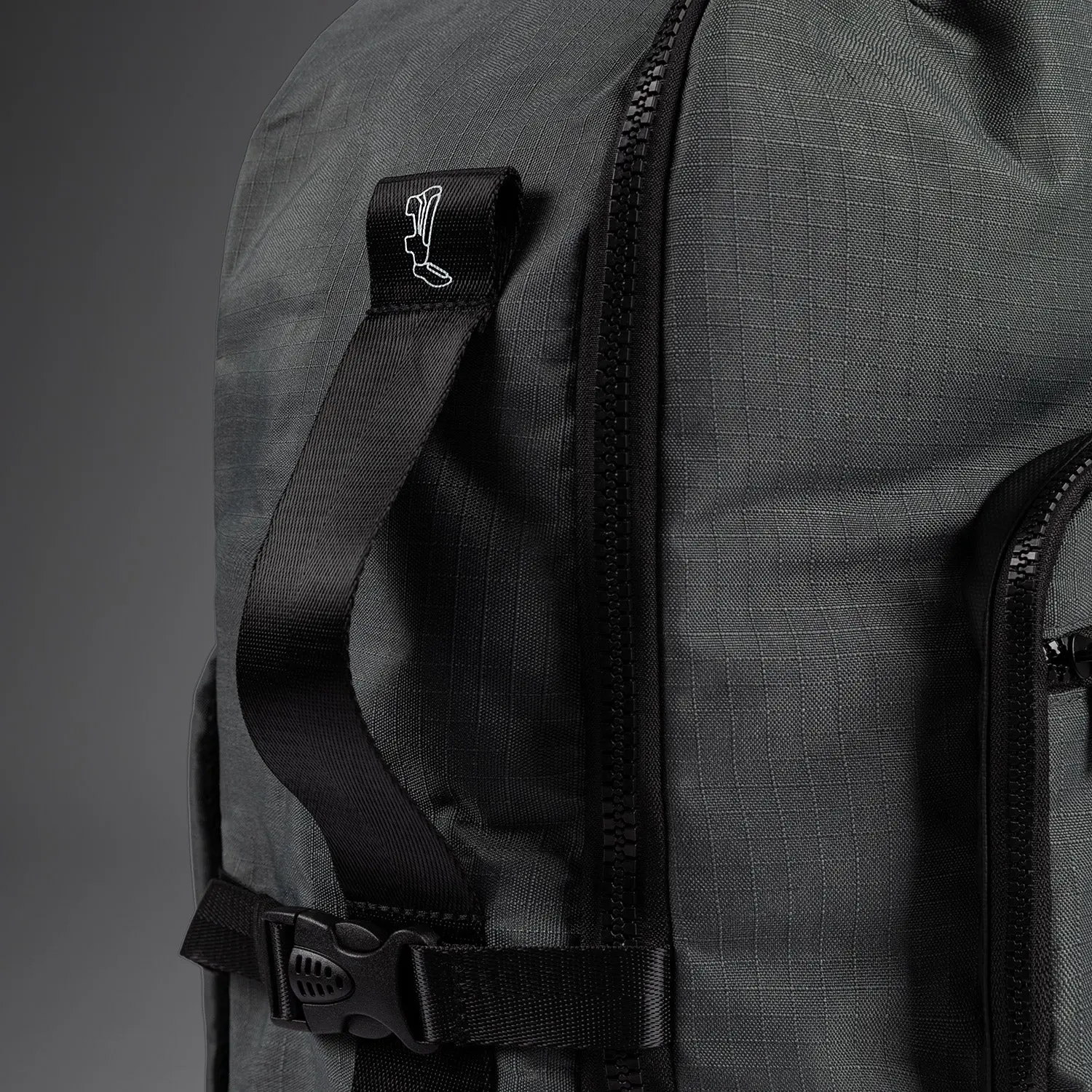 Venum Evo 2 Xtrem Backpack (50-63L) - Storm Grey, детайл цип и дръжка