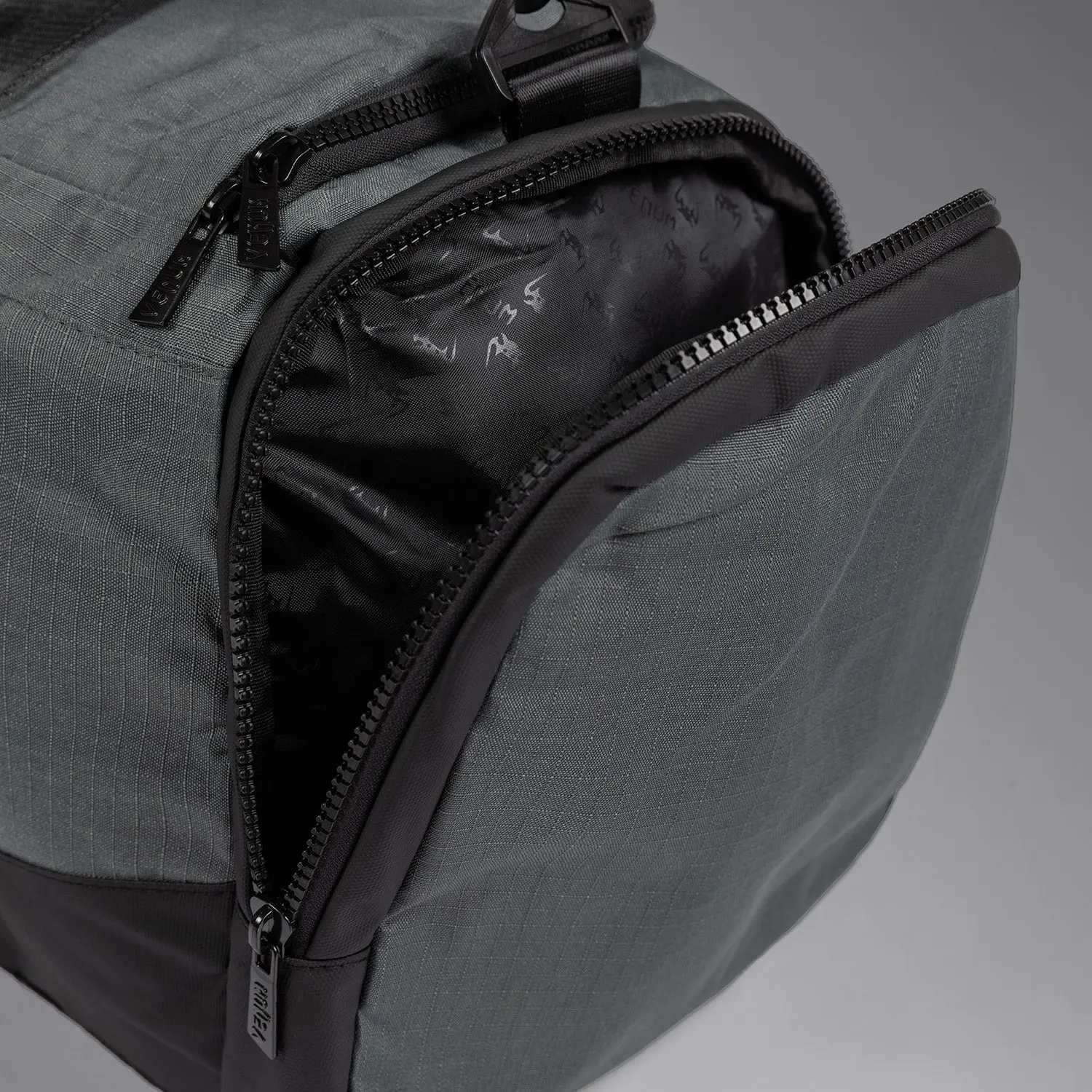 Venum Evo 2 XTrem Ripstop Duffle Sports Bag (55-63L) - Storm Grey, отворен преден джоб