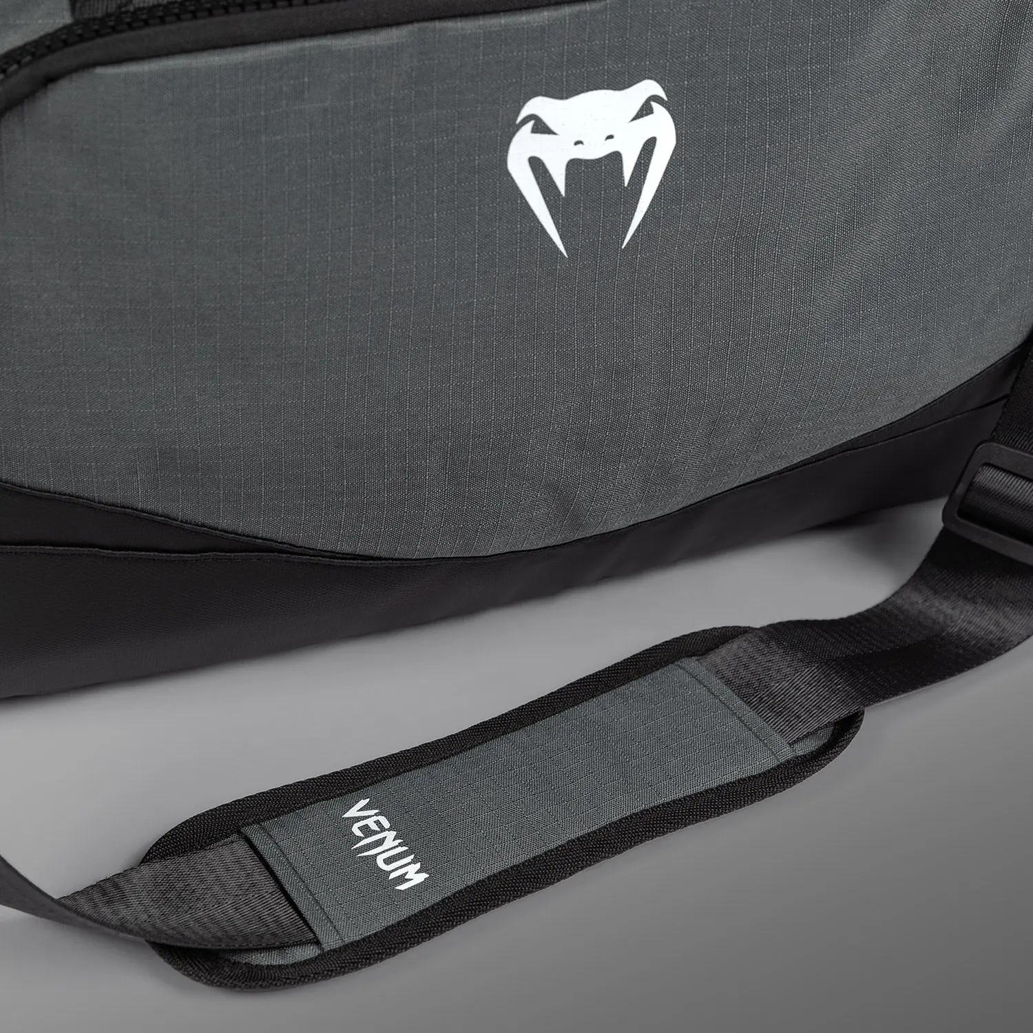 Venum Evo 2 XTrem Ripstop Duffle Sports Bag (55-63L) - Storm Grey, детайл от презрамката