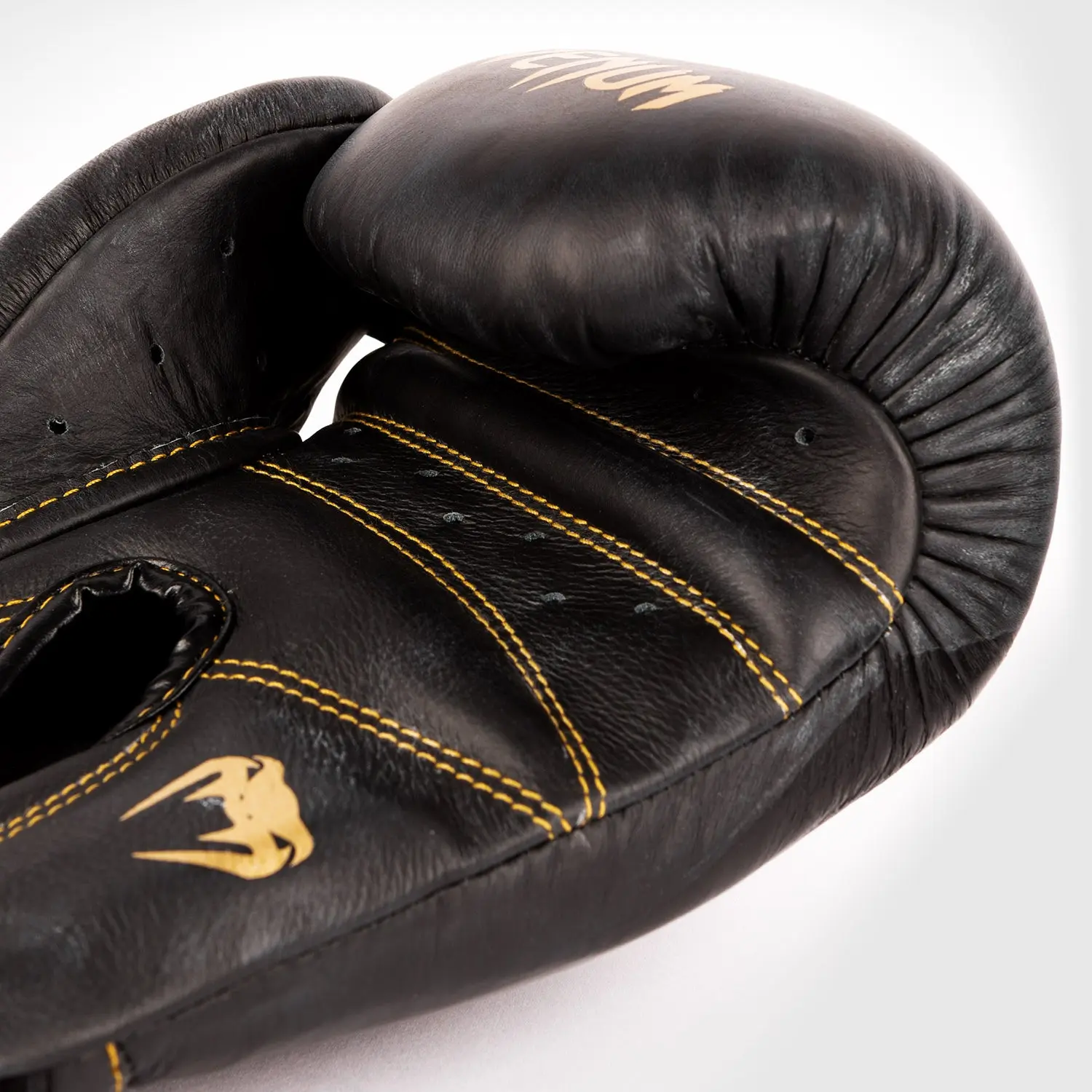 Venum Giant 2.0 Pro Boxing Gloves Velcro - Black/Black-Gold преден план
