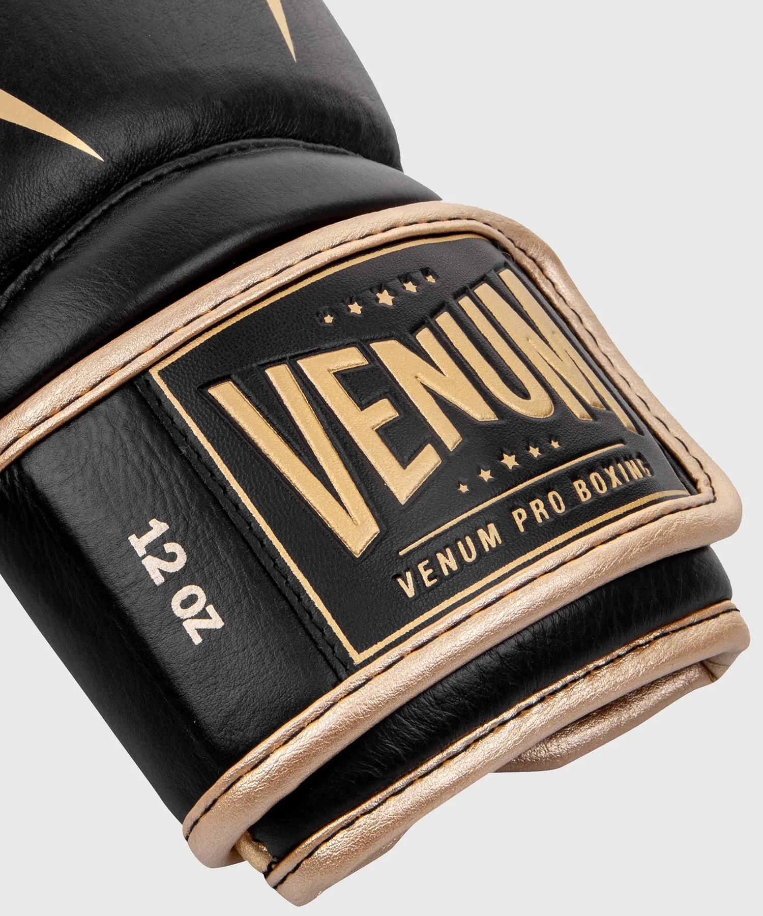 Venum Giant 2.0 Pro Boxing Gloves Velcro, детайл на закопчаване с велкро и лого