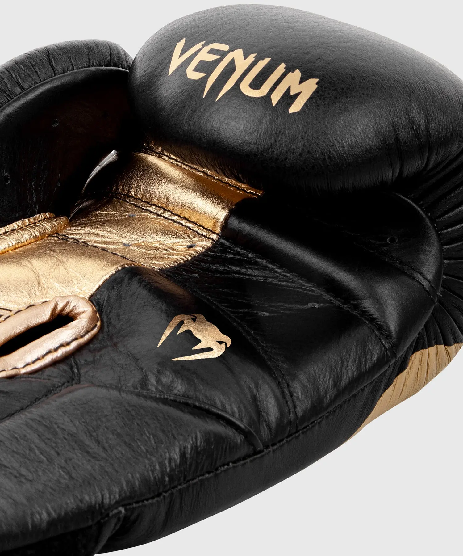 Venum Giant 2.0 Pro Boxing Gloves Velcro, детайл на лого Venum и змия