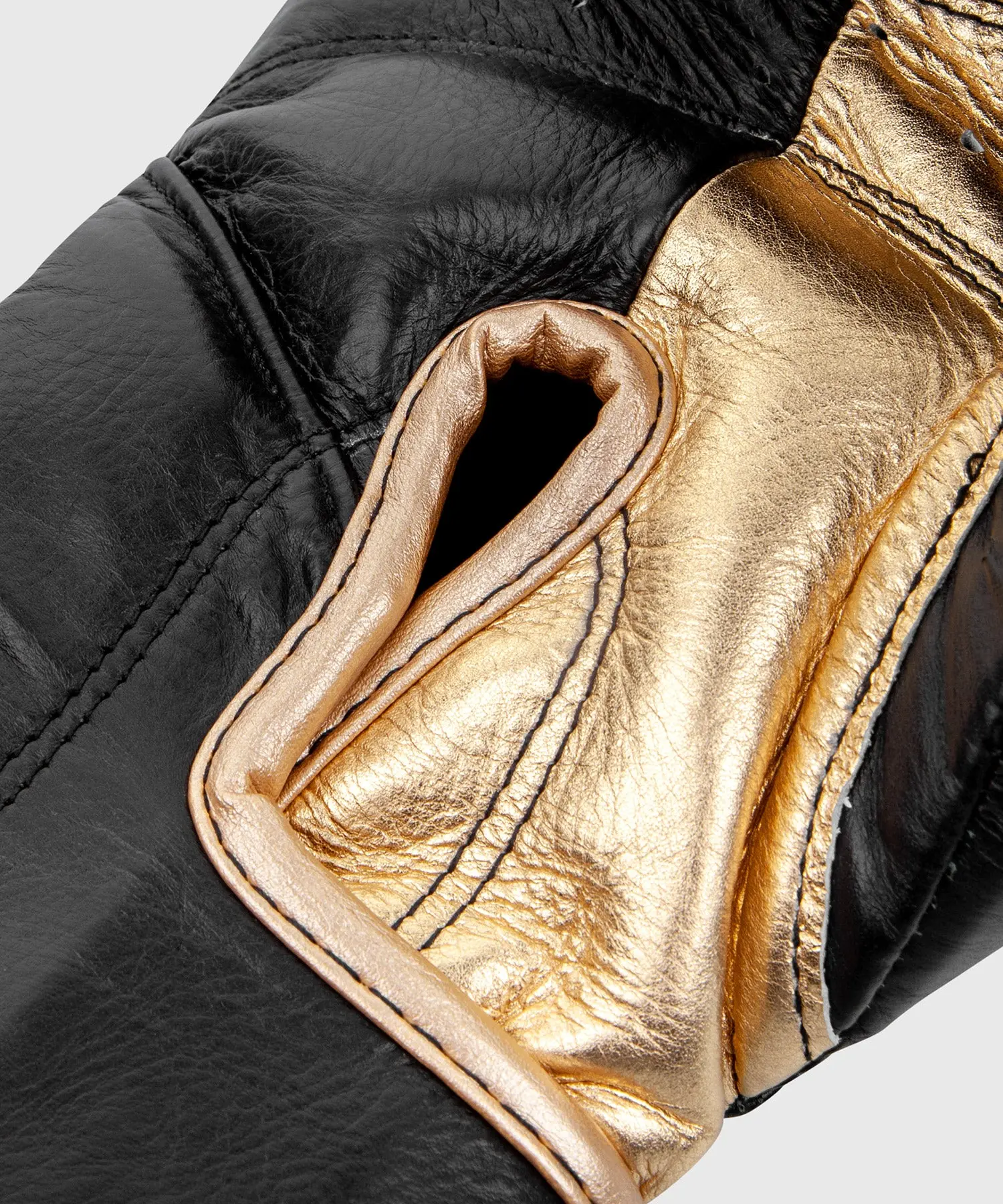 Venum Giant 2.0 Pro Boxing Gloves Velcro, детайл на вътрешен шев и златист цвят