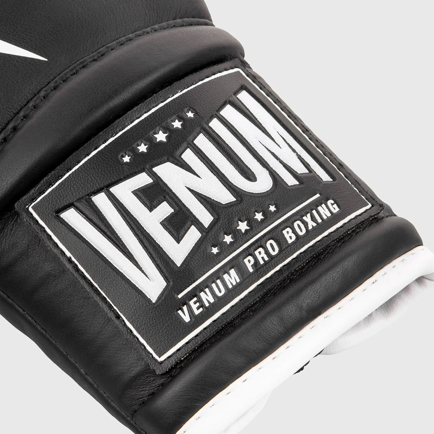 Venum Giant 2.0 Pro Boxing Gloves - With Laces етикет