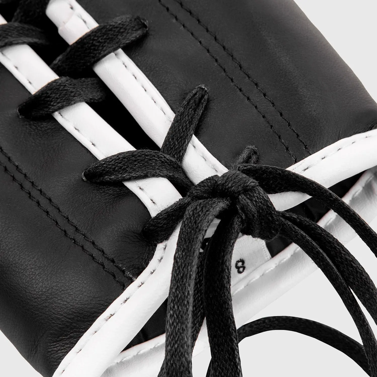 Venum Giant 2.0 Pro Boxing Gloves - With Laces връзки