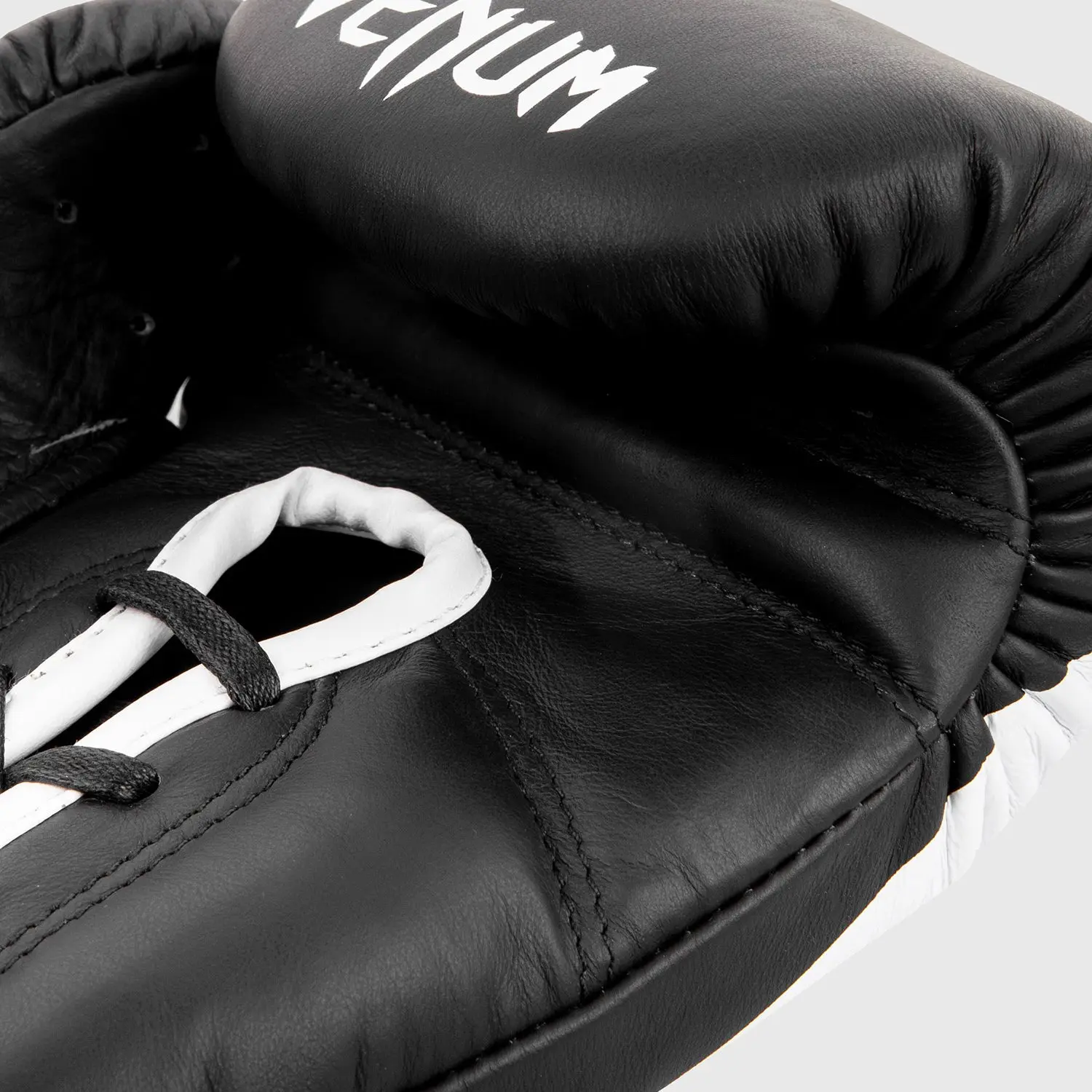 Venum Giant 2.0 Pro Boxing Gloves - With Laces вътрешна част
