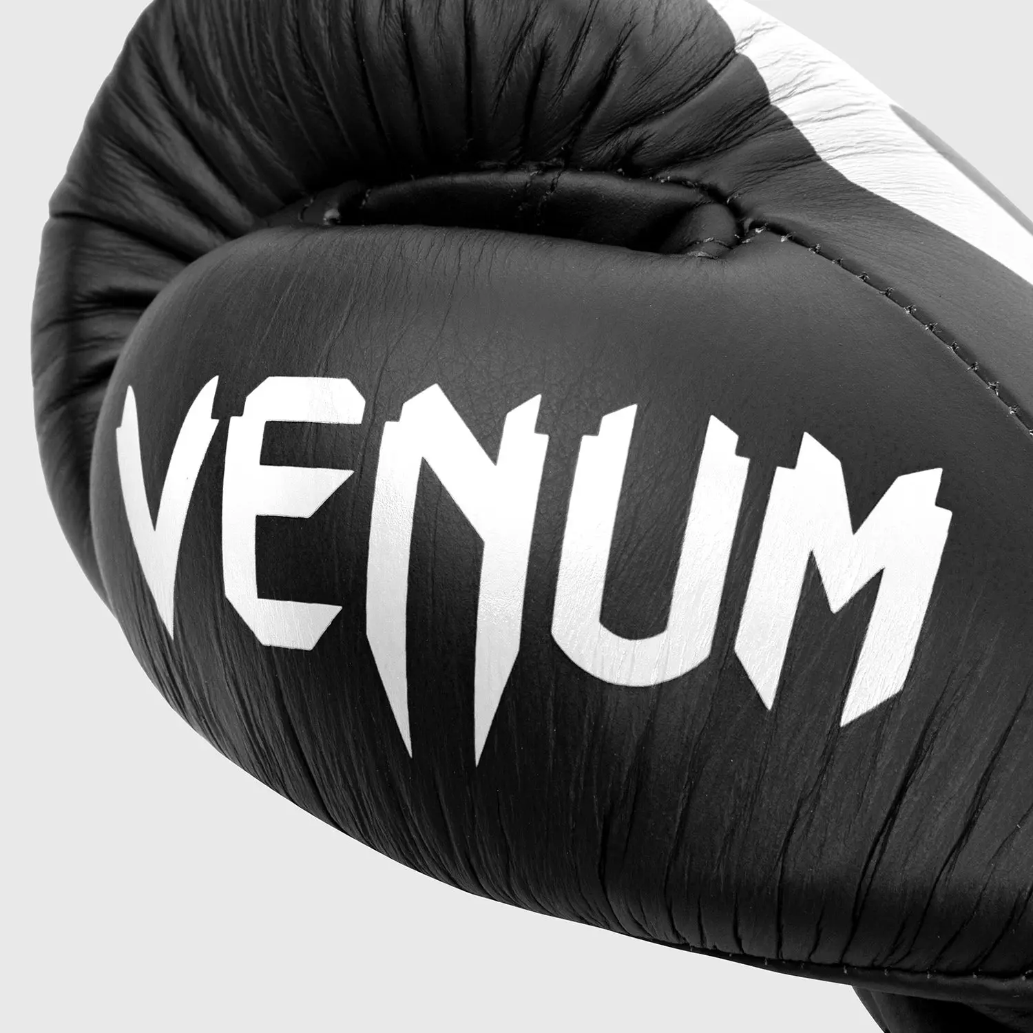 Venum Giant 2.0 Pro Boxing Gloves - With Laces лого