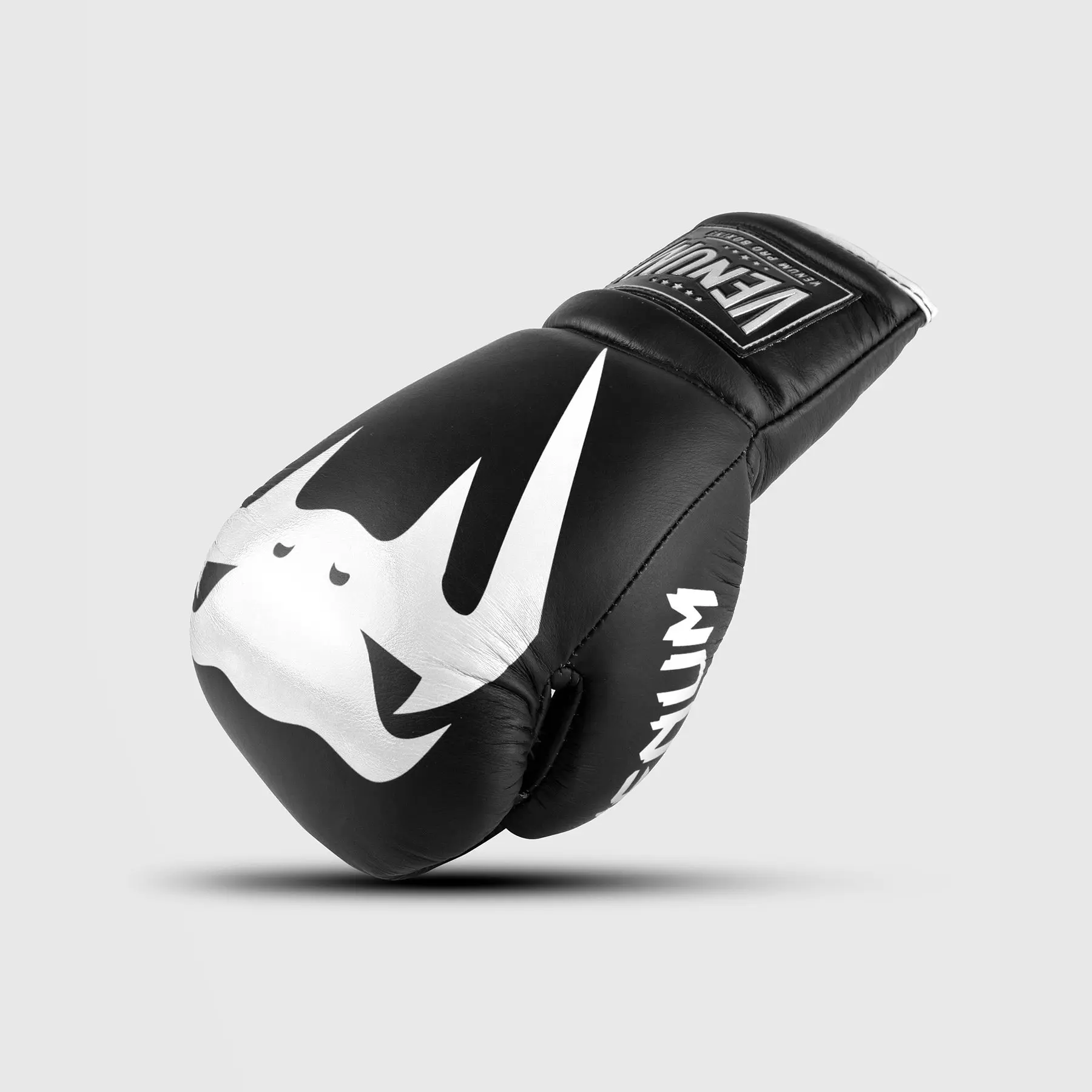 Venum Giant 2.0 Pro Boxing Gloves - With Laces страничен изглед