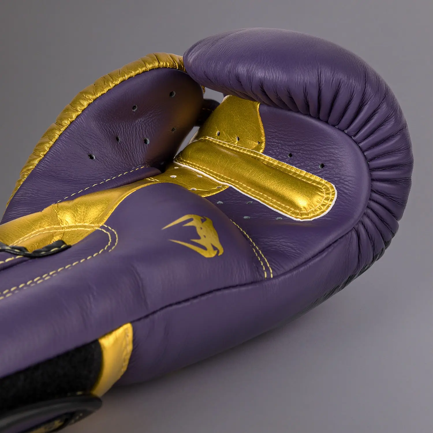 Venum Giant 3.0 Boxing gloves - Dark Purple/Gold - Special Edition, детайл на пръстите