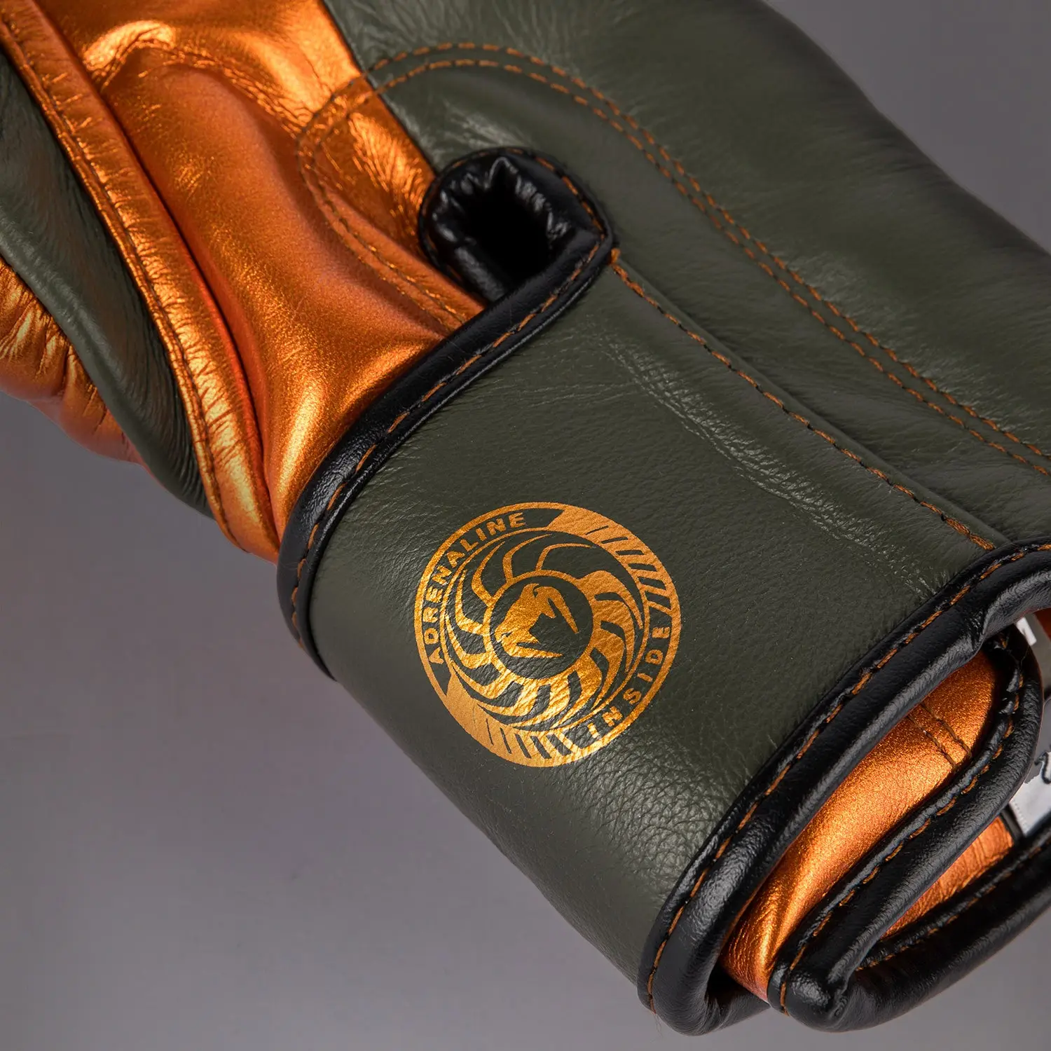 Venum Giant 3.0 Boxing gloves - Khaki/Bronze - Special Edition лого