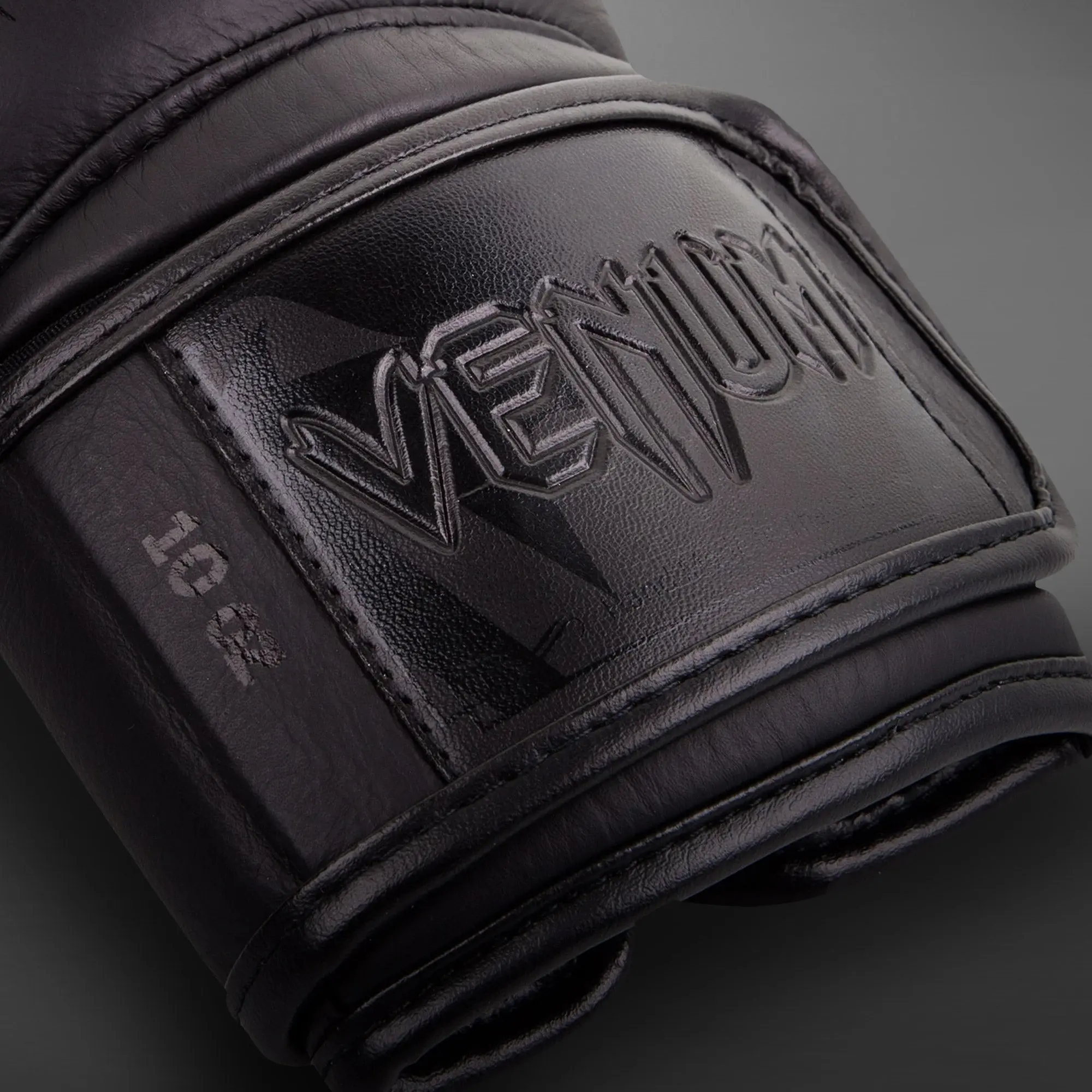 Venim Giant 3.0 Boxing Gloves - Nappa Leather - Black/Black, закопчаване с лого