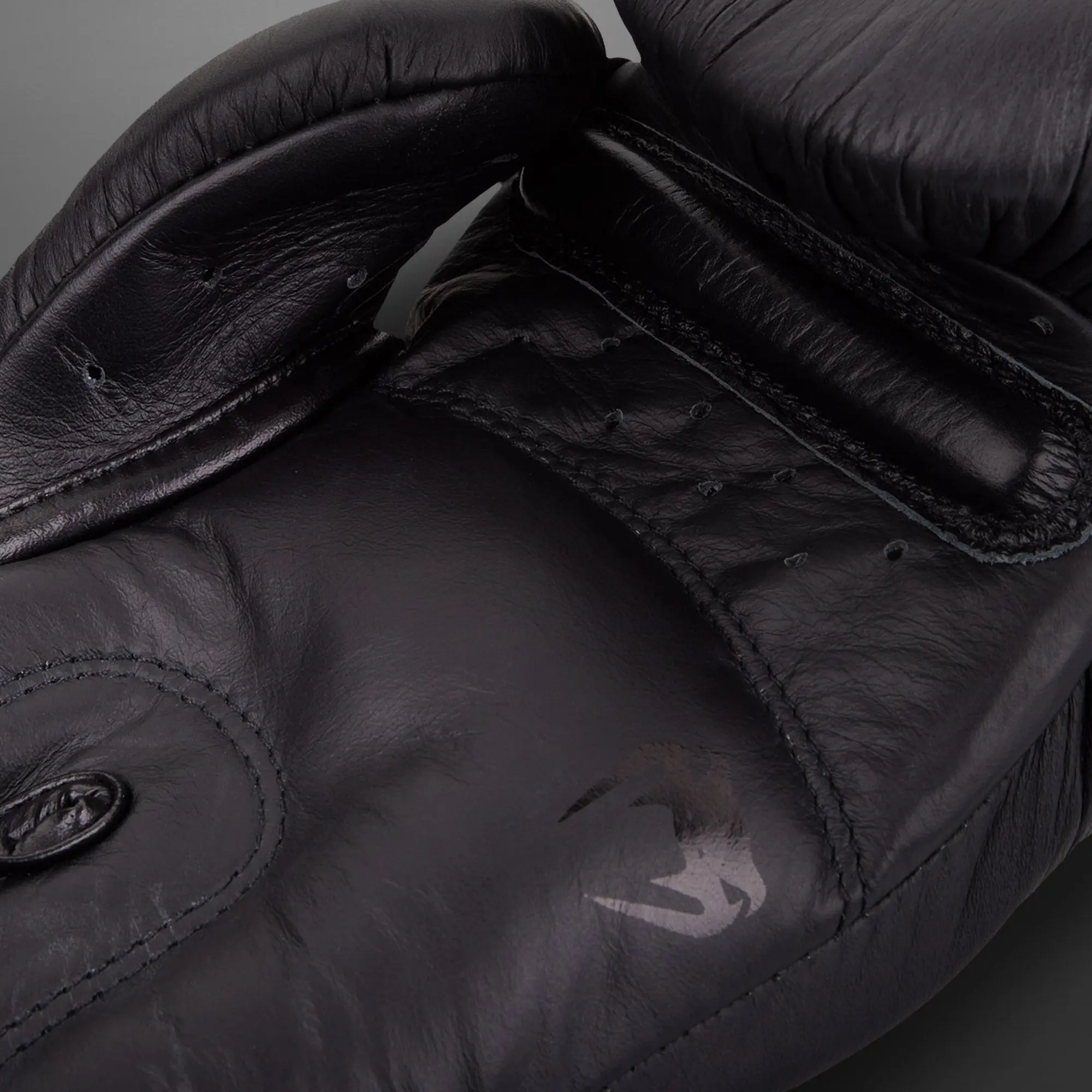 Venum Giant 3.0 Boxing Gloves - Nappa Leather - Black/Black, детайл от кожа