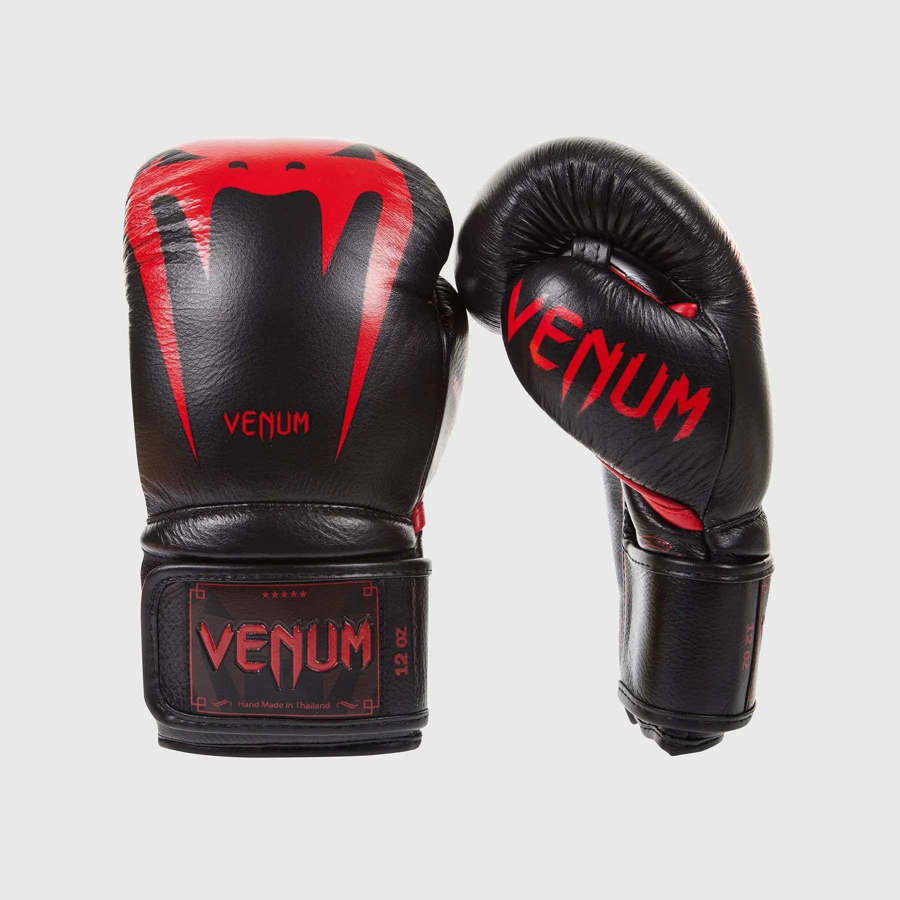 Venum Giant 3.0 Boxing Gloves - Nappa Leather Black Devil преден изглед