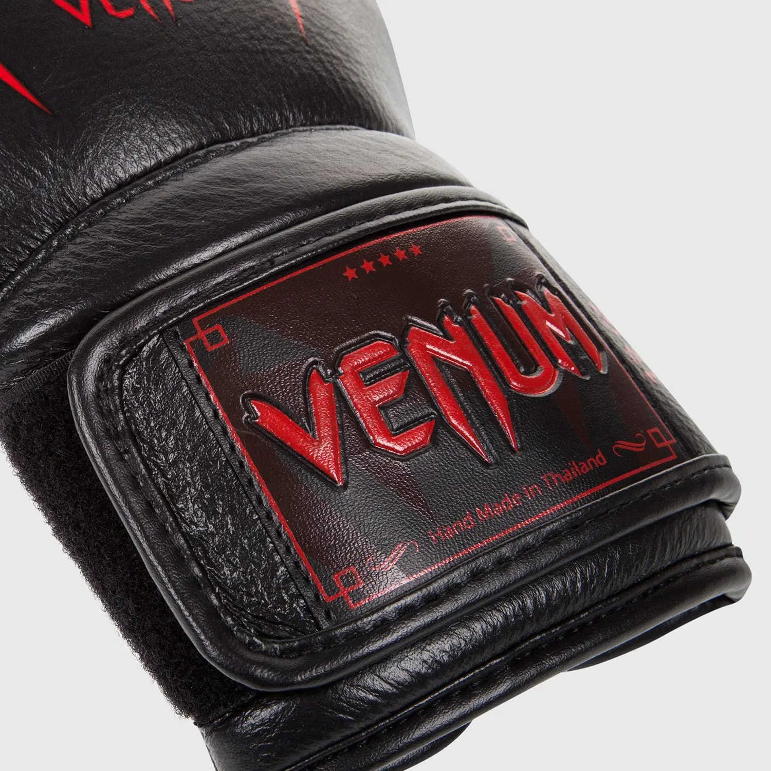 Venum Giant 3.0 Boxing Gloves - Nappa Leather Black Devil етикет