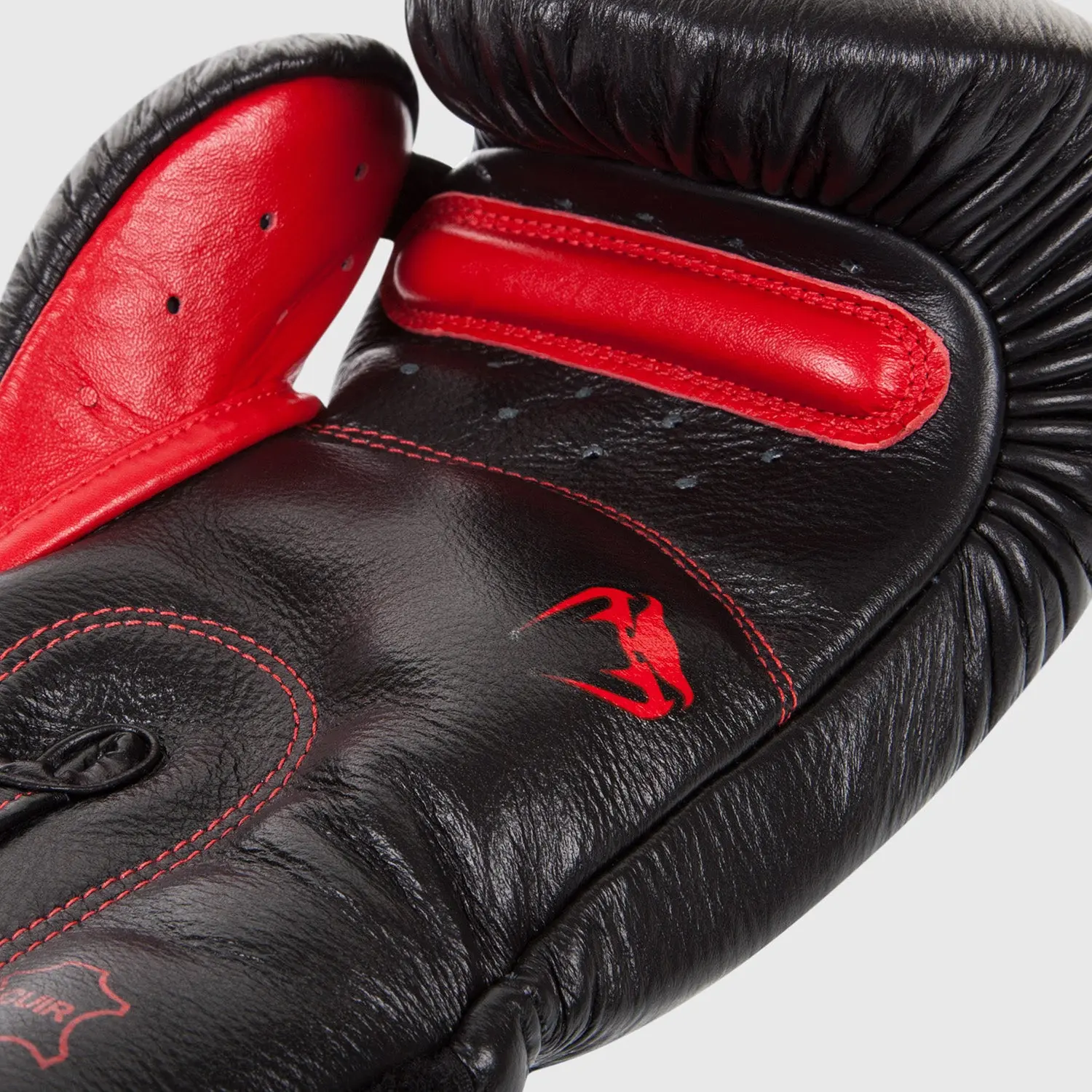 Venum Giant 3.0 Boxing Gloves - Nappa Leather Black Devil детайл