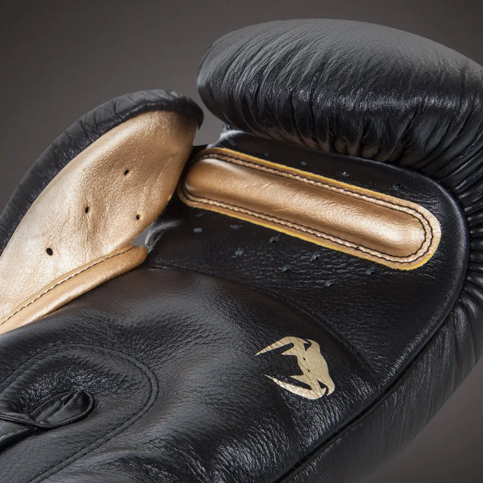 Venum Giant 3.0 Boxing Gloves - Nappa Leather Black Gold близък план
