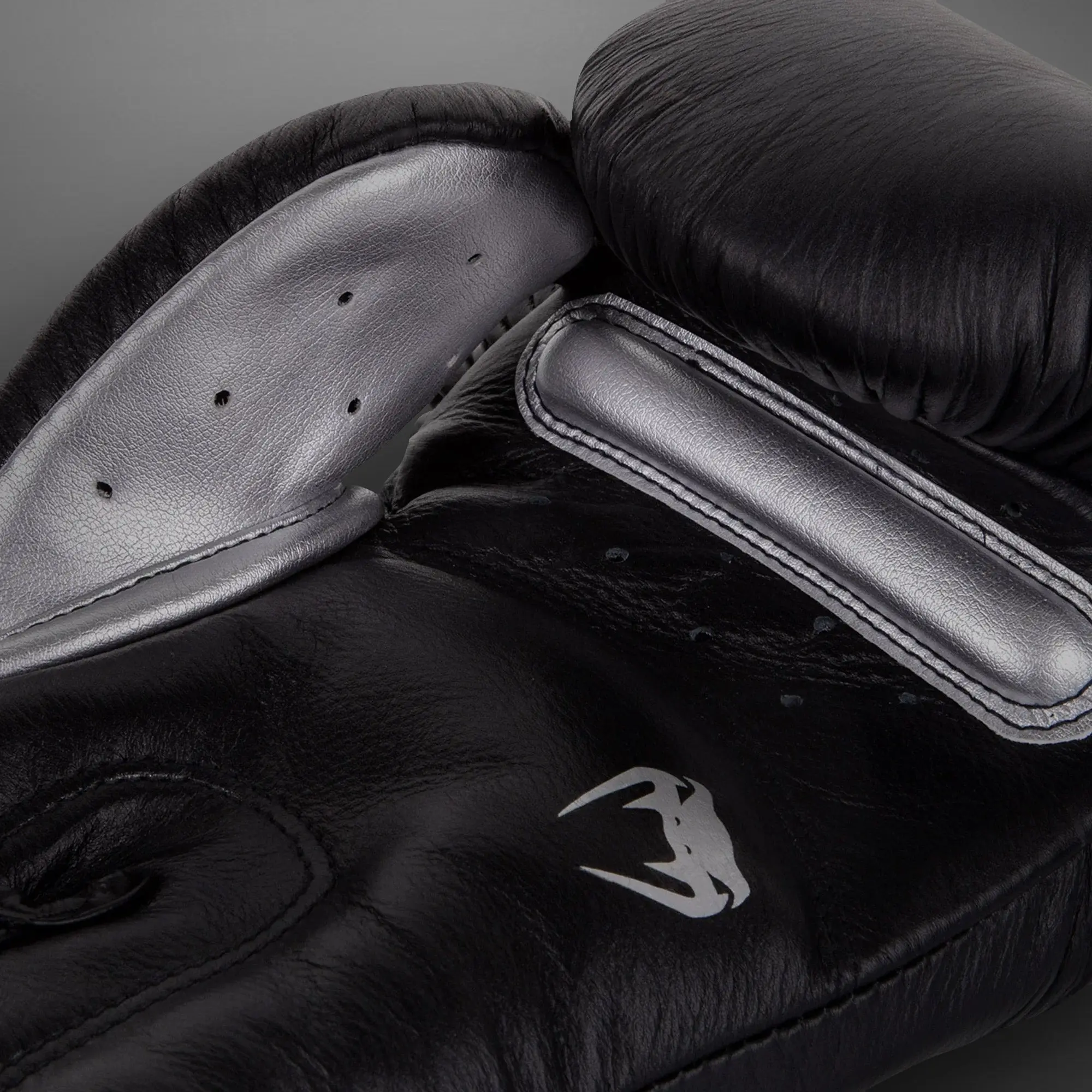 Venum Giant 3.0 Boxing Gloves - Nappa Leather - Black/Silver близък план на вътрешността
