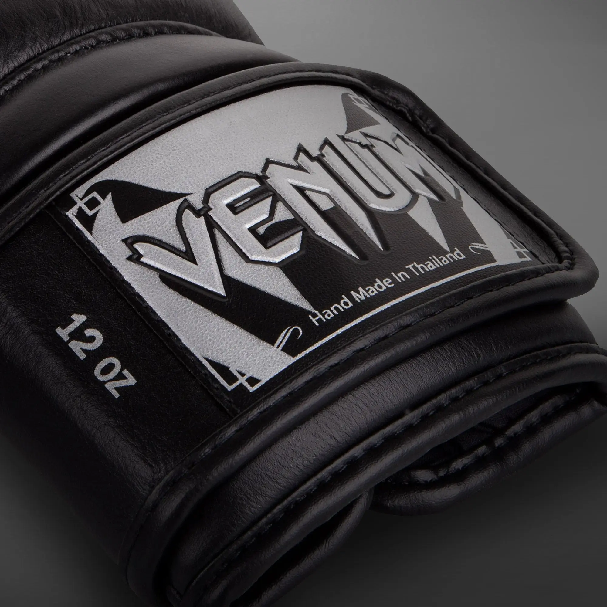 Venum Giant 3.0 Boxing Gloves - Nappa Leather - Black/Silver детайл на етикета и размера