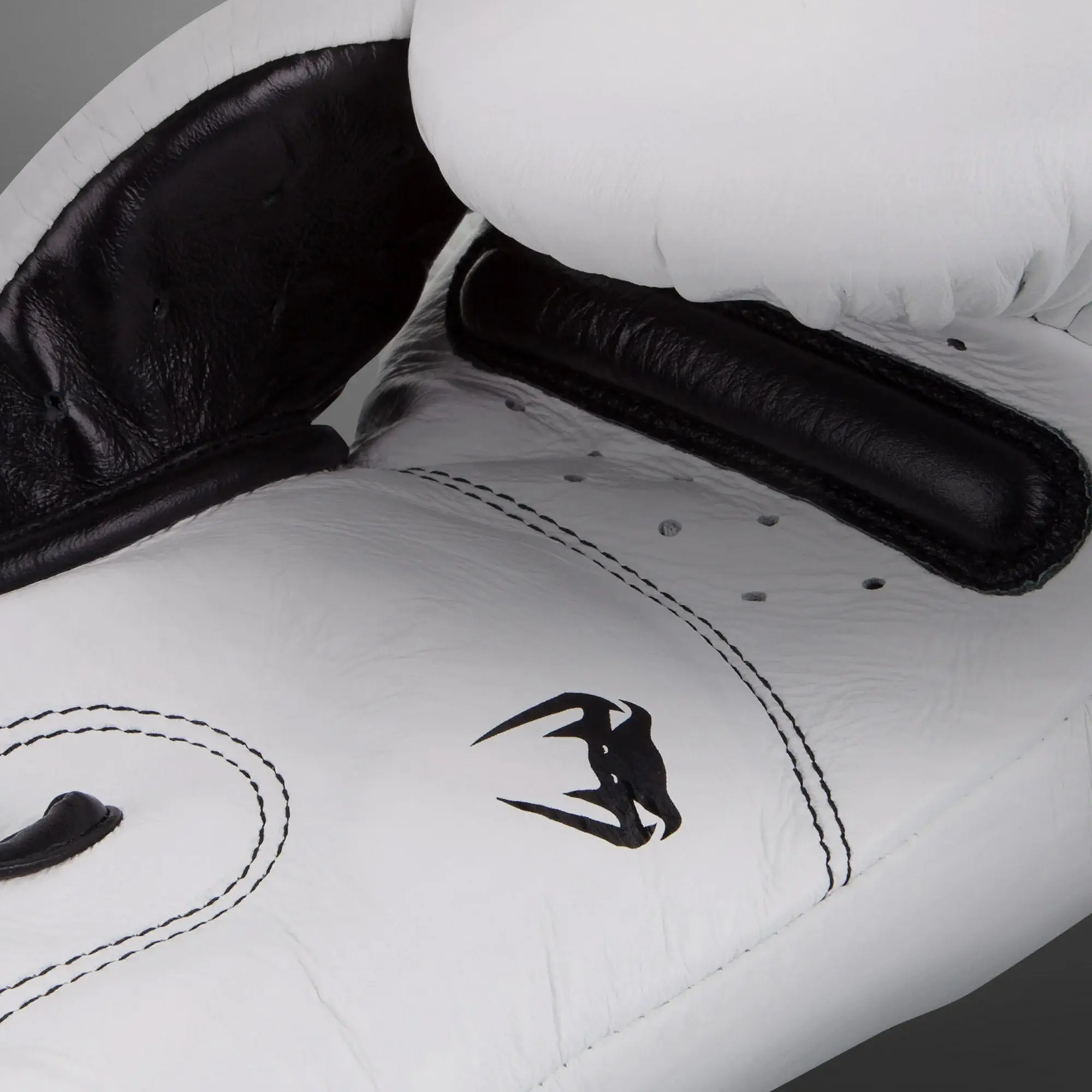 Venum Giant 3.0 Boxing Gloves - Nappa Leather - White детайл с лого