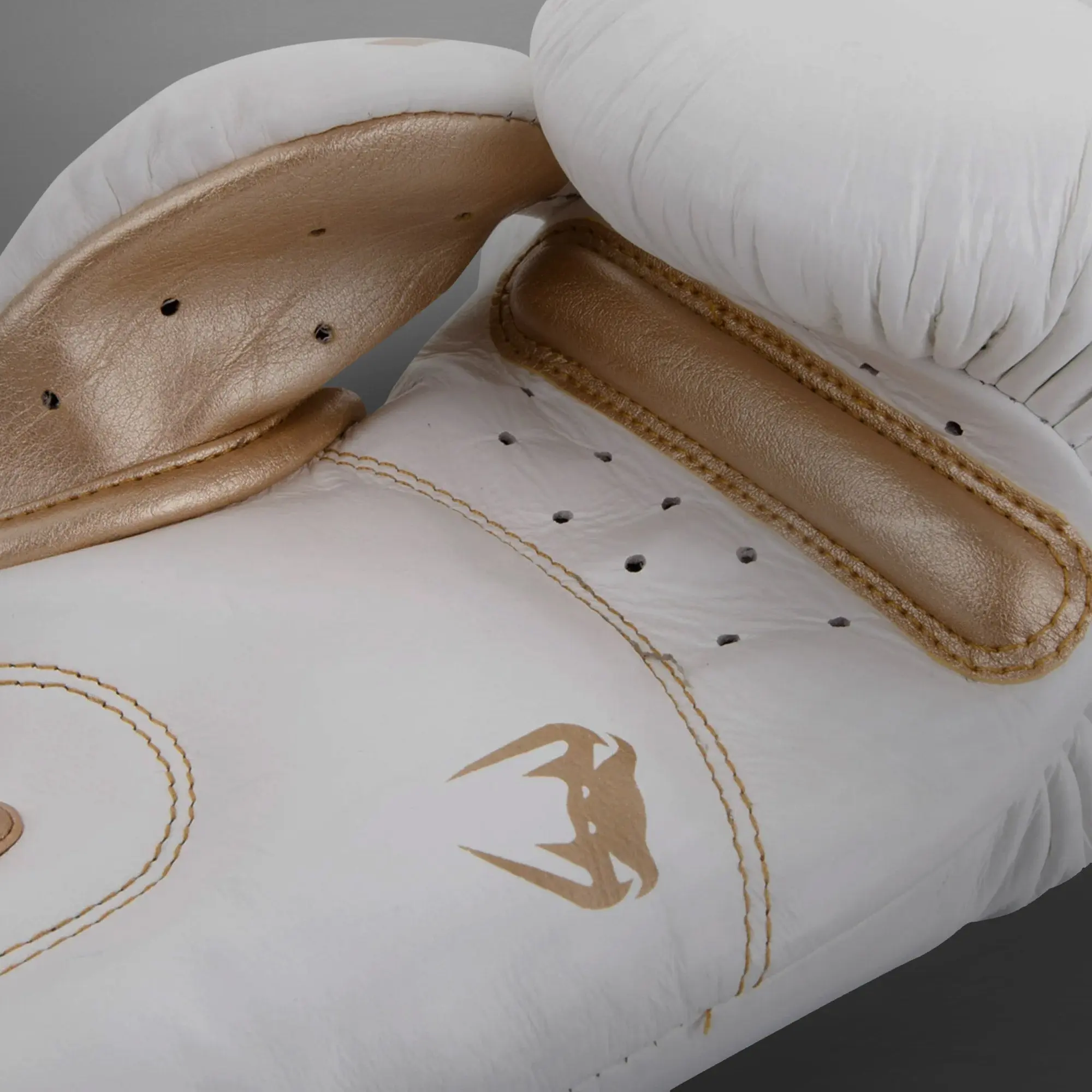 Venum Giant 3.0 Boxing Gloves - Nappa Leather - White/Gold, детайл на шевове и лого