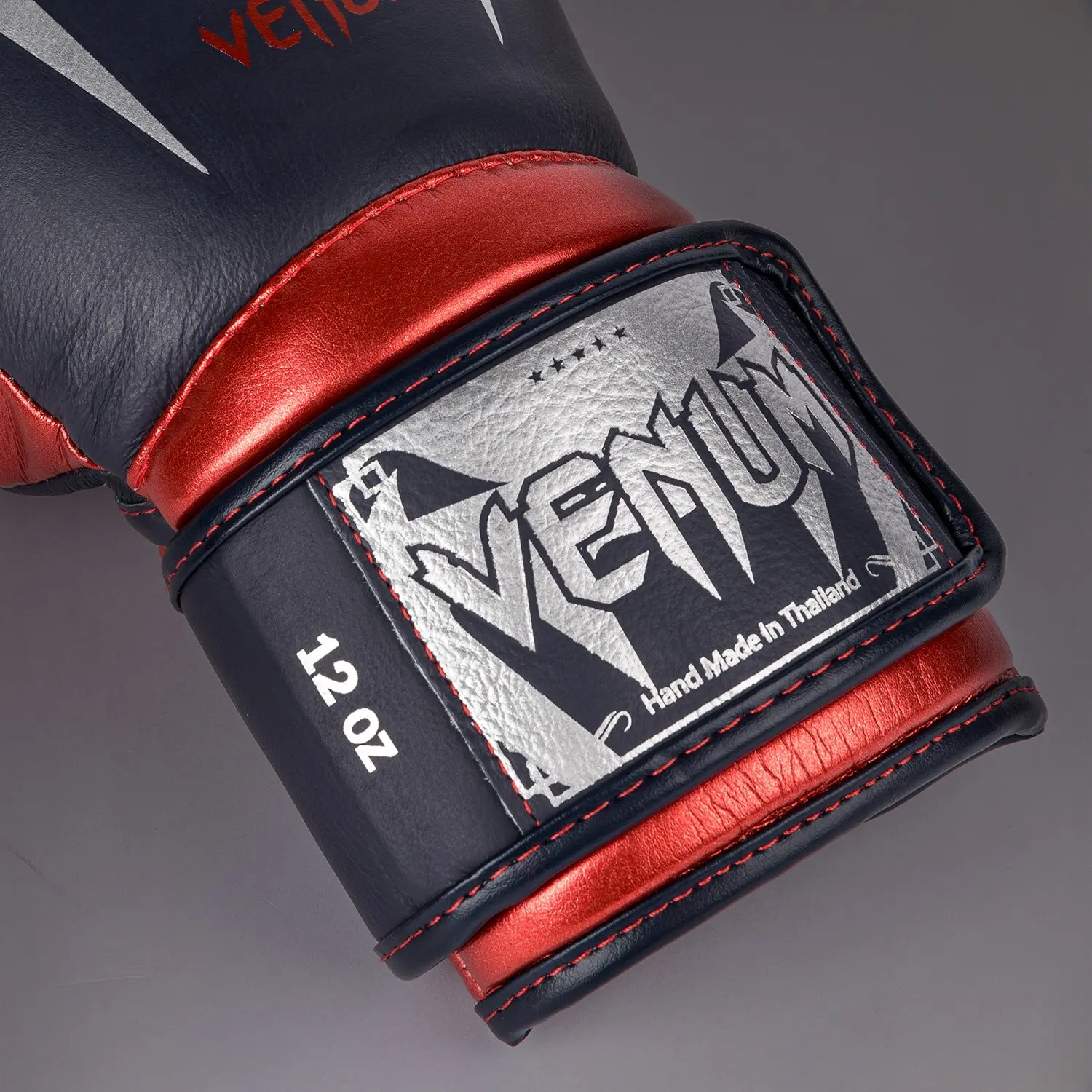 Venum Giant 3.0 Boxing gloves - Navy Blue/Red - Special Edition: близък план на етикет
