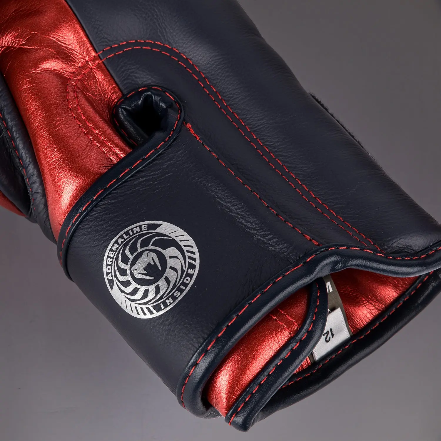 Venum Giant 3.0 Boxing gloves - Navy Blue/Red - Special Edition: детайл с логото Adrenaline Inside