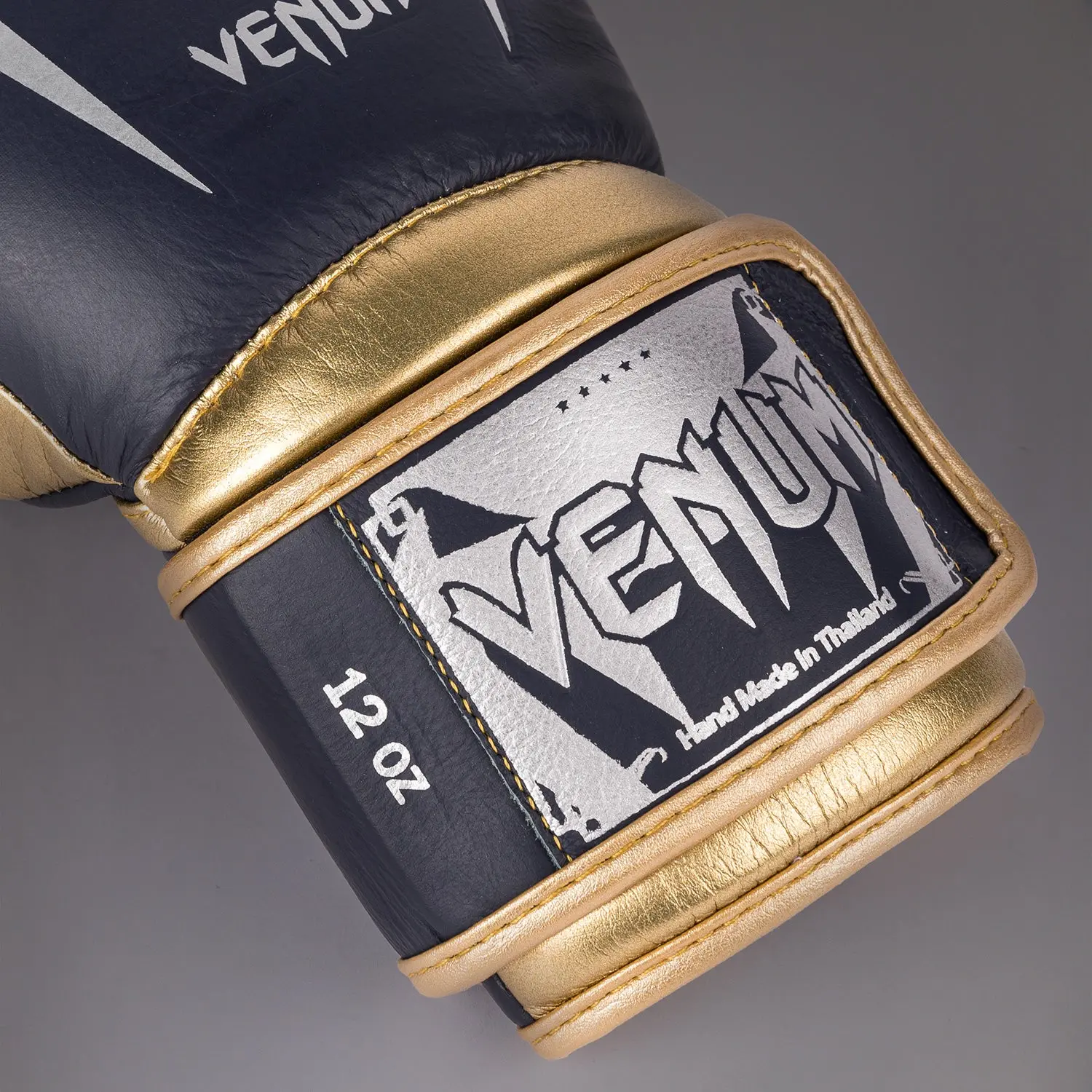 Venum Giant 3.0 Boxing gloves - Navy/Gold - Special Edition етикет с размер