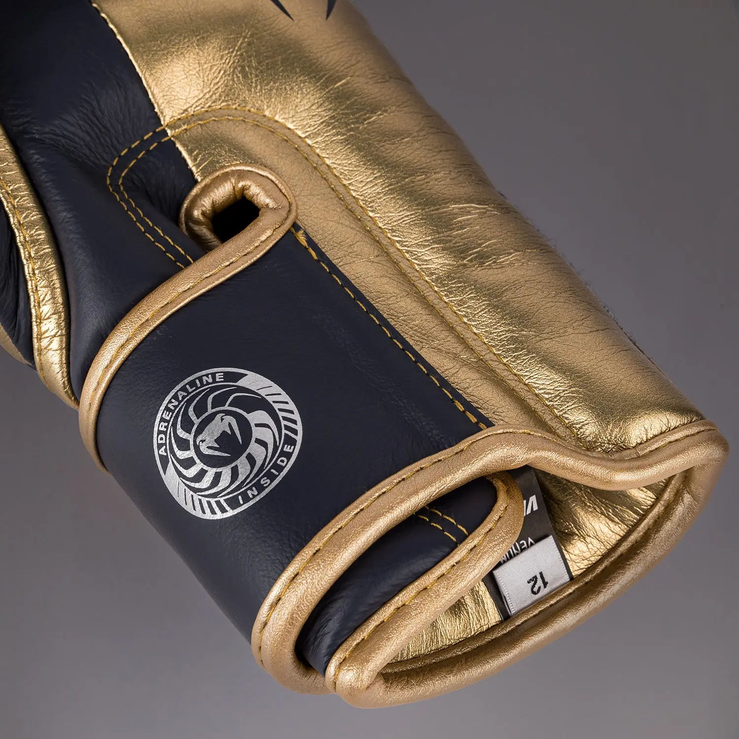 Venum Giant 3.0 Boxing gloves - Navy/Gold - Special Edition детайл