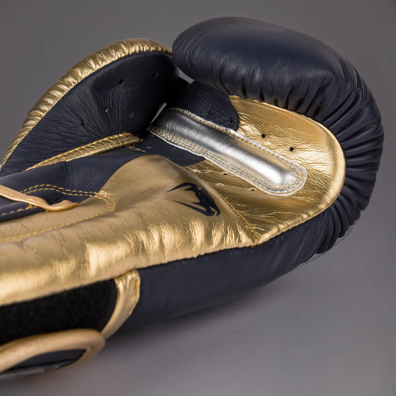 Venum Giant 3.0 Boxing gloves - Navy/Gold - Special Edition отвътре