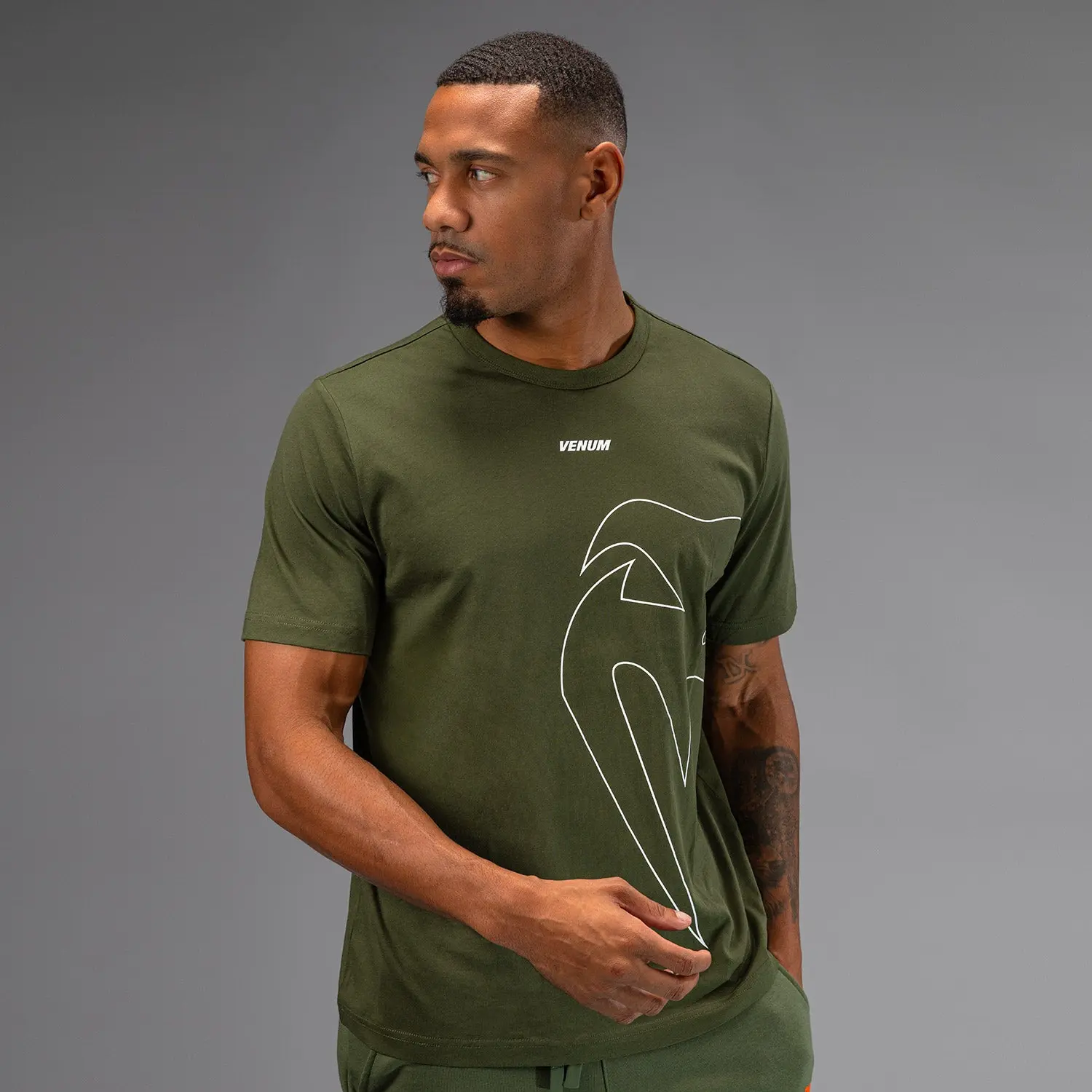 Тениска - Venum Giant Connect T-Shirt - Army Green, преден изглед с ръка насочена надолу