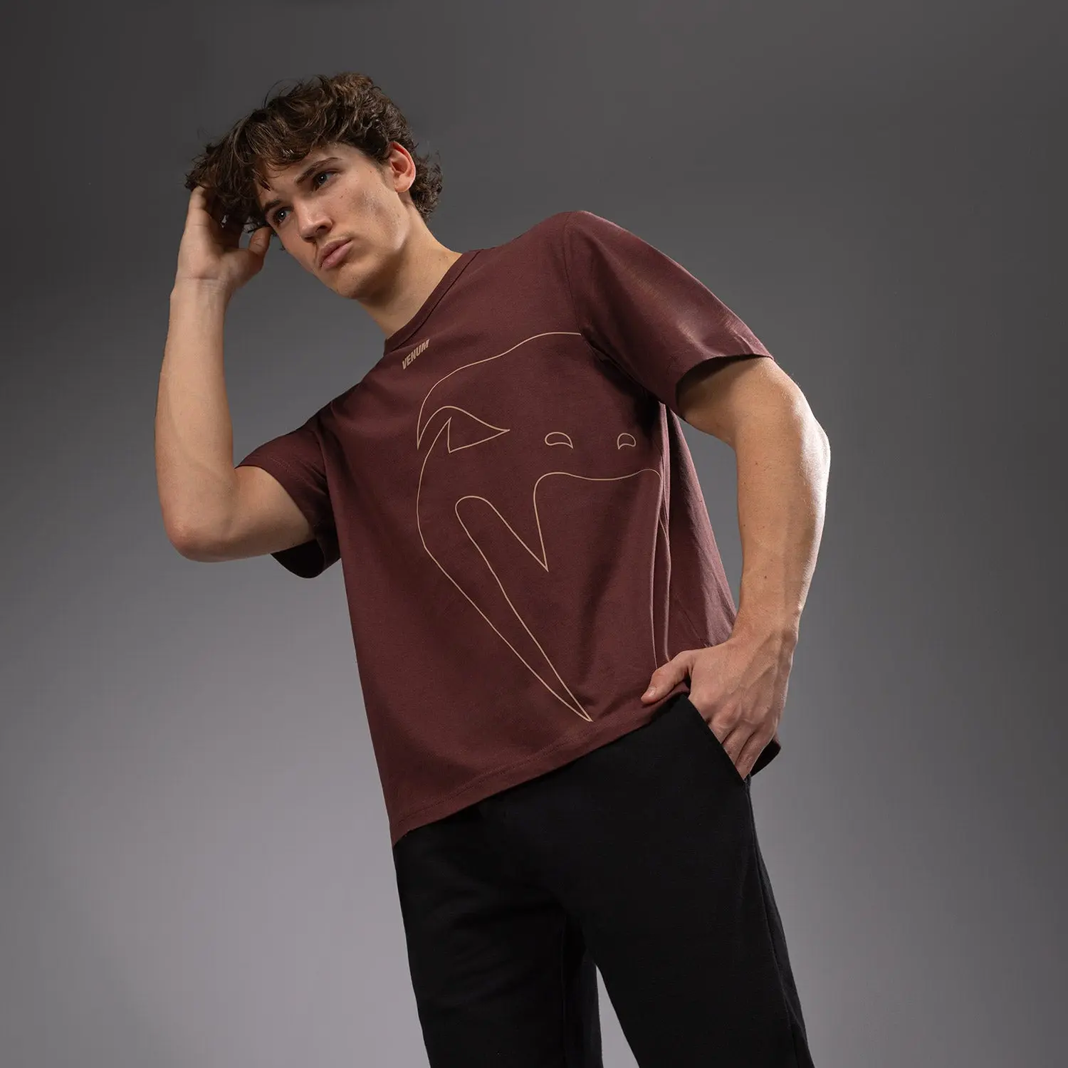 Venum Тениска - Venum Giant T-shirt - Ice, мъж с кафява тениска с лого Venum и изчистен дизайн