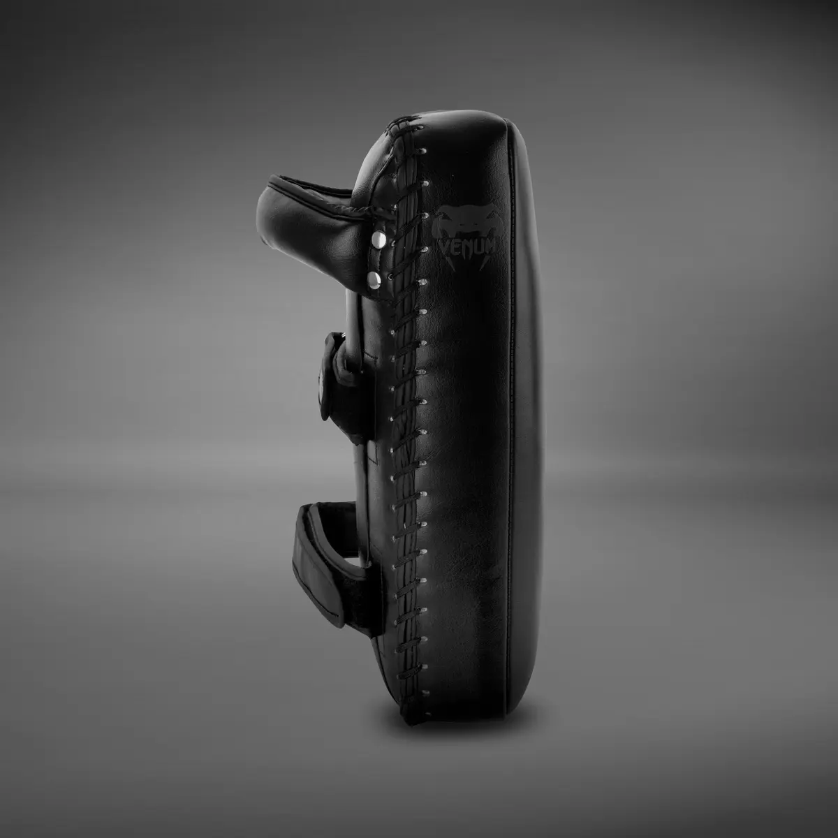 Venum Giant Kick Pads - Black/Black (Pair) страничен изглед