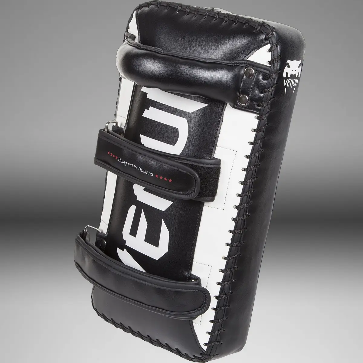 Venum Giant Kick Pads - Black/Ice (Pair) изглед отстрани с дръжки