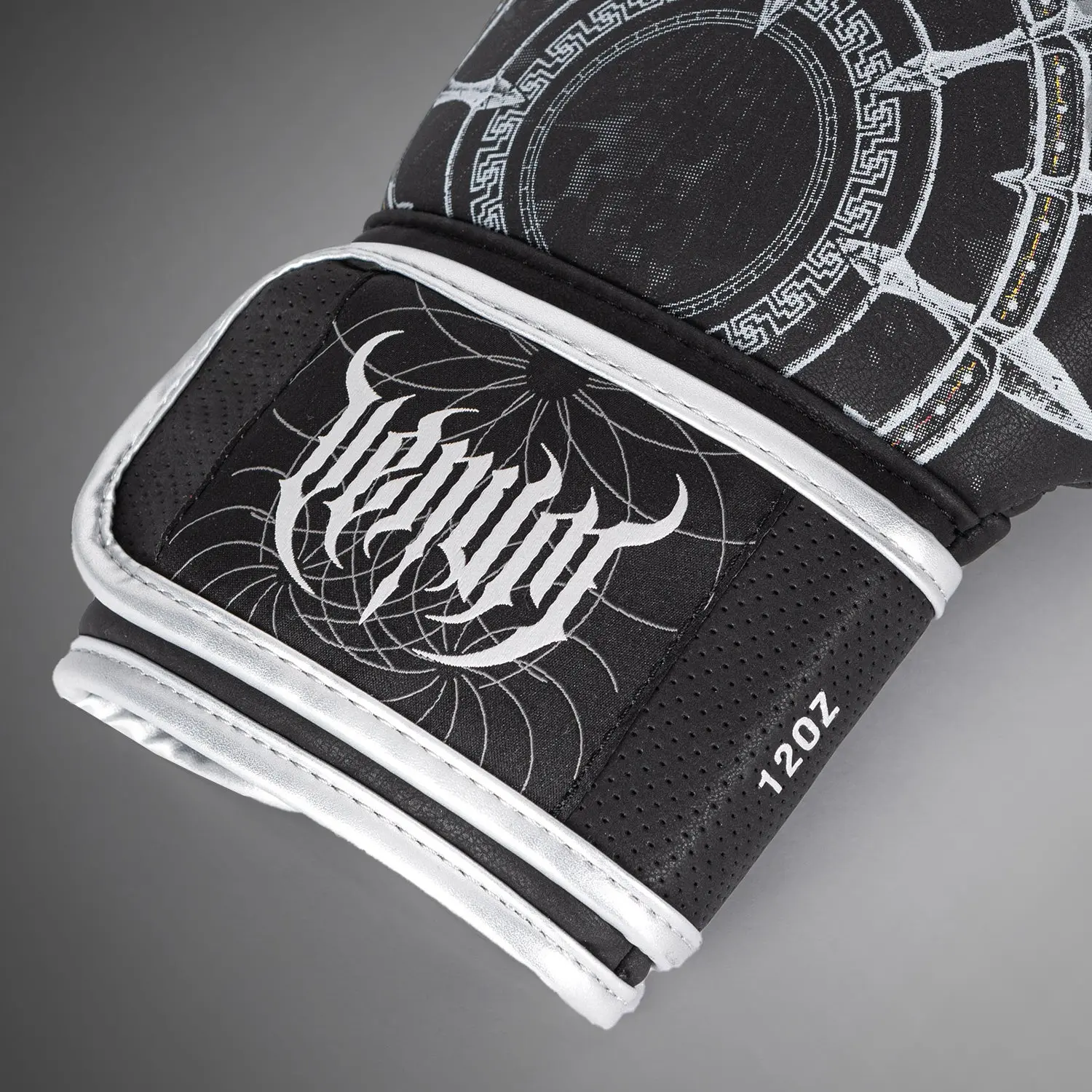 Venum Gladiator 5.0 Boxing Gloves - Black/Silver преден изглед с логото Venum