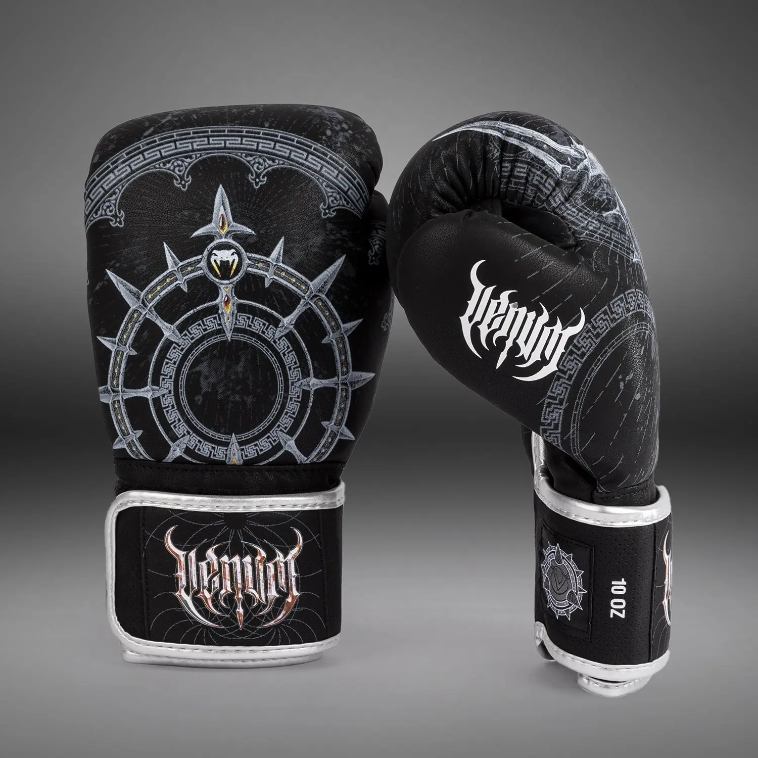 Venum Gladiator 5.0 Boxing Gloves - Black/Silver преден изглед на детайл
