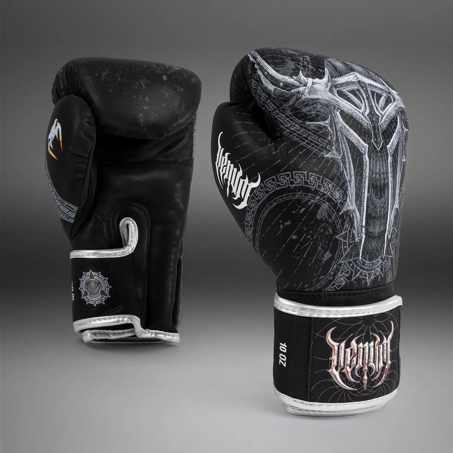 Venum Gladiator 5.0 Boxing Gloves - Black/Silver преден изглед