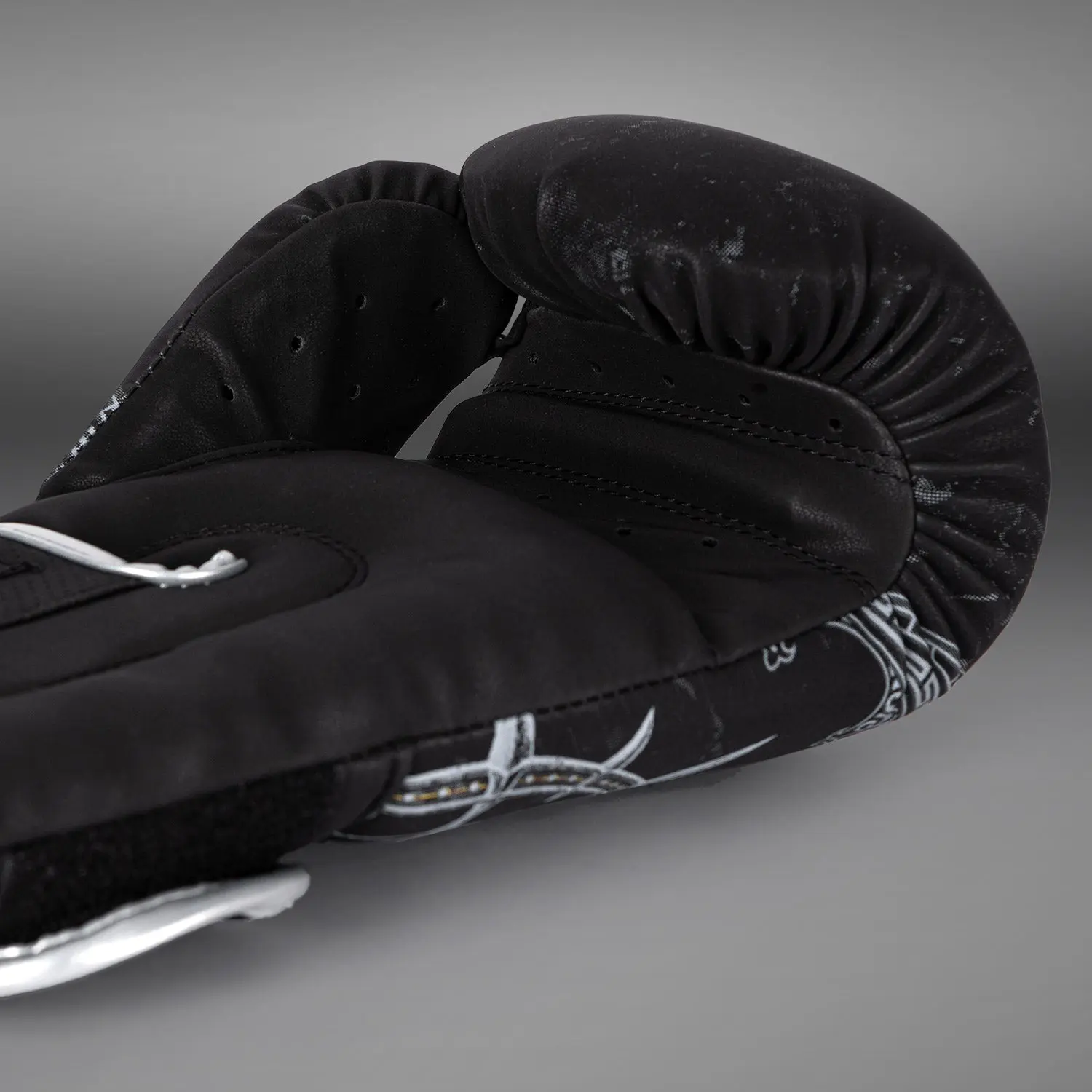 Venum Gladiator 5.0 Boxing Gloves - Black/Silver вътрешен изглед
