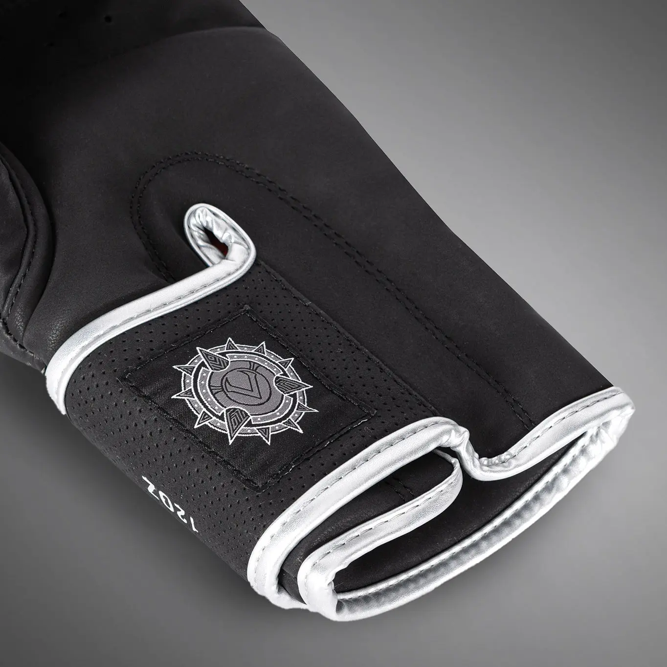 Venum Gladiator 5.0 Boxing Gloves - Black/Silver детайл с размер