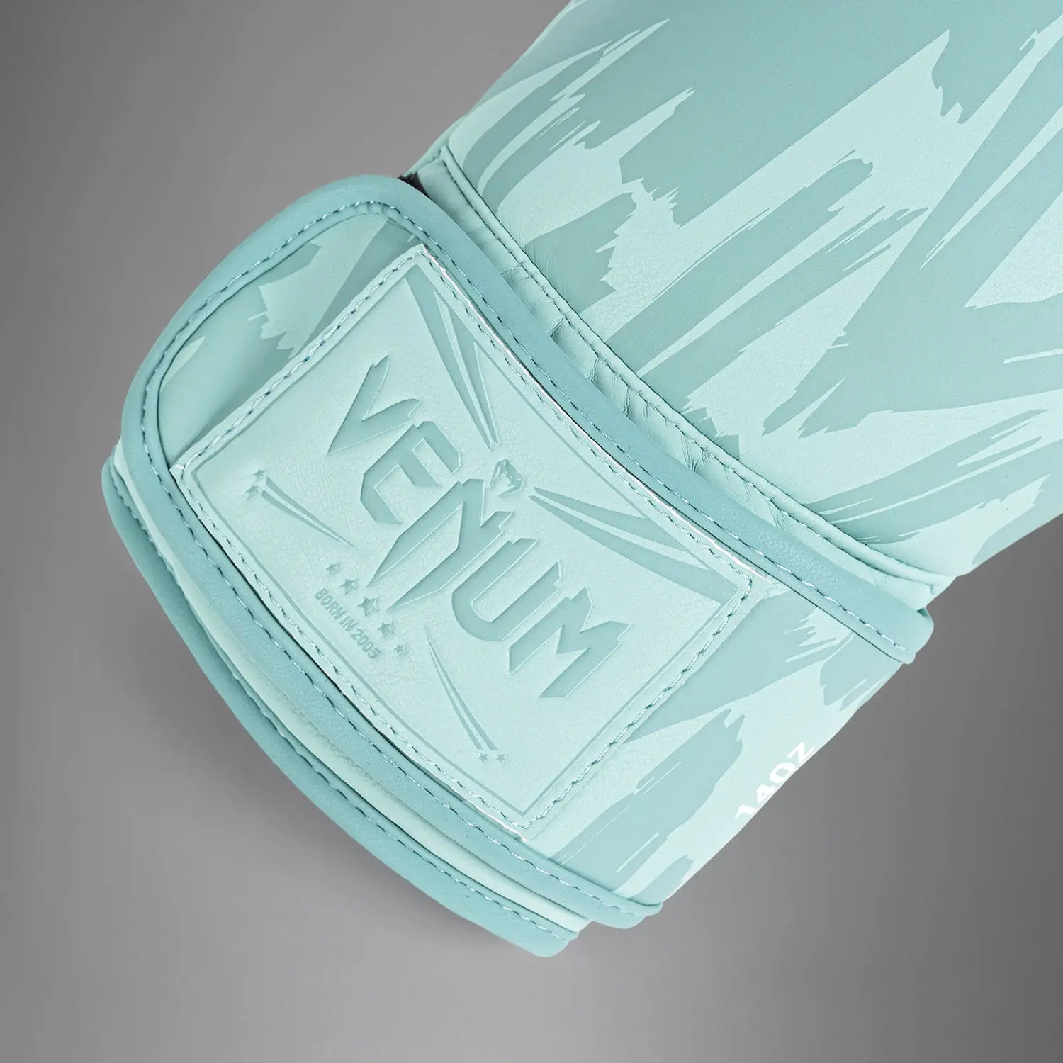 Venum Graffiti Boxing Gloves - Aqua, близък план на логото