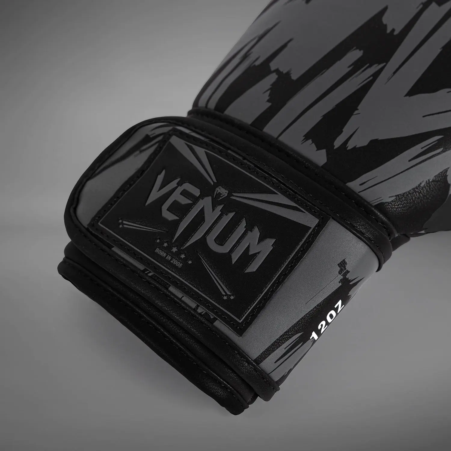 Venum Graffiti Boxing Gloves - Urban Charcoal изглед на каишката